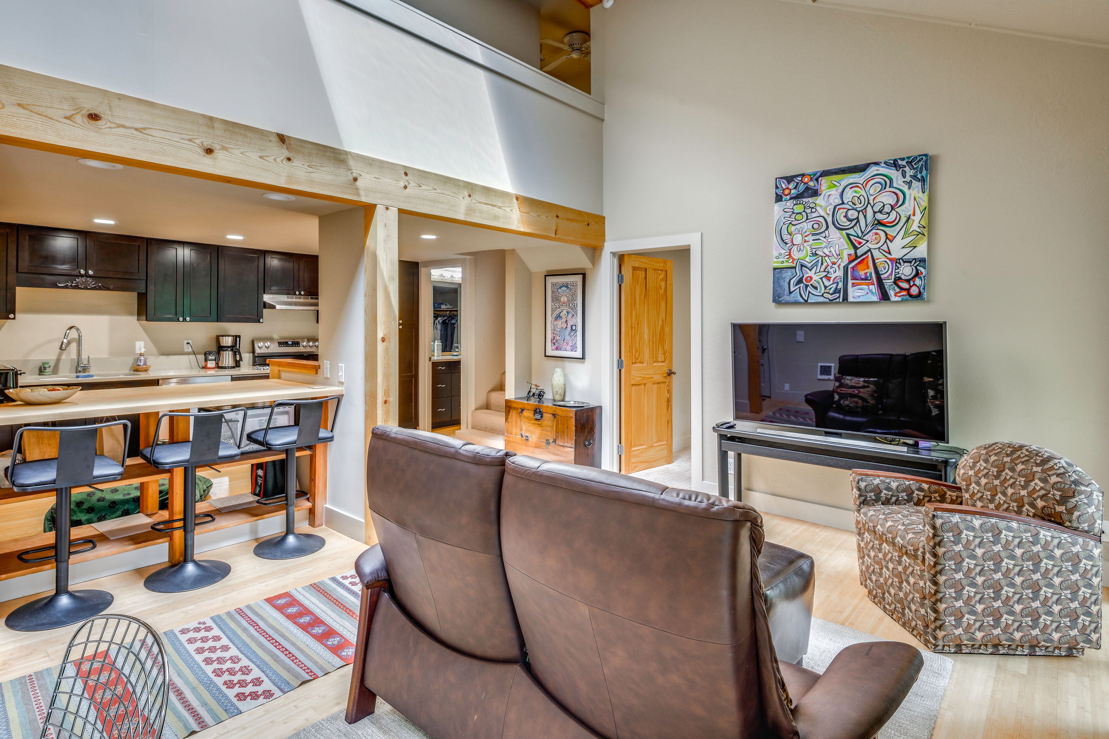 Living Room | 1st Floor | Dining Area | Dishes & Flatware Provided