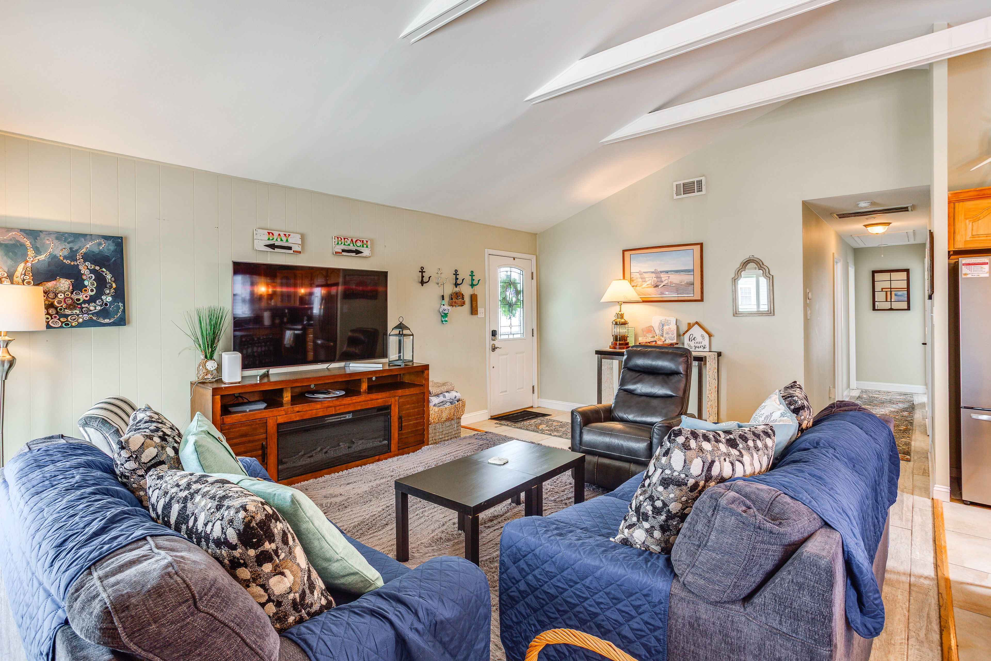 Unit 2 Interior | Living Room