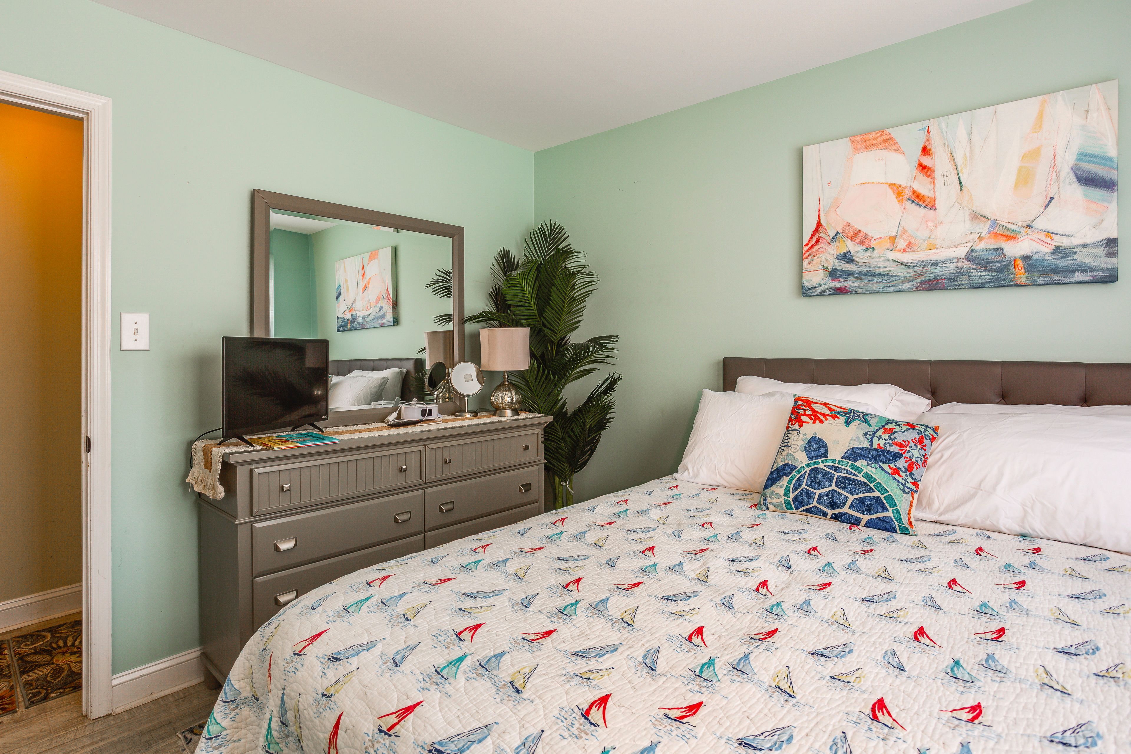 Bedroom 6 | Queen Bed