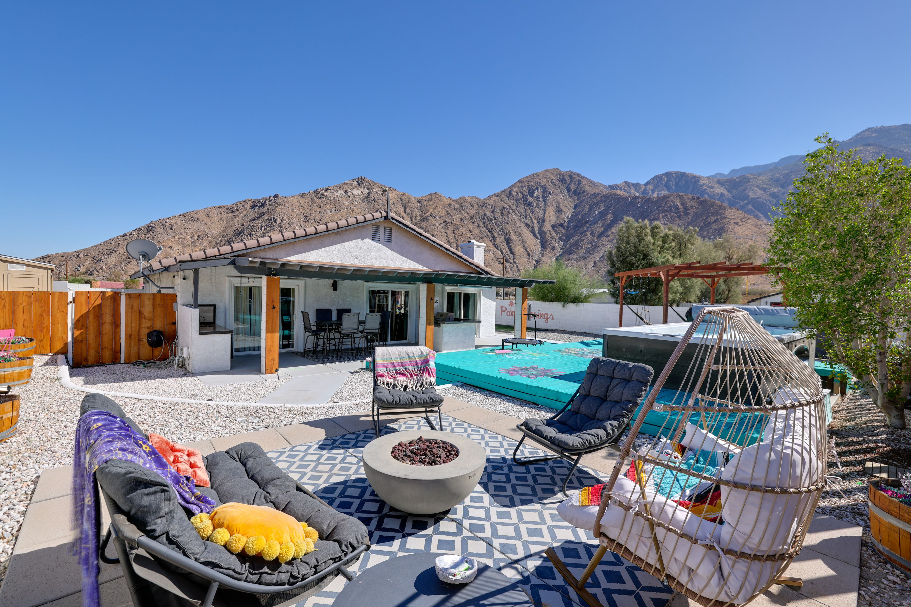 Backyard | Fire Pit | Outdoor Kitchen