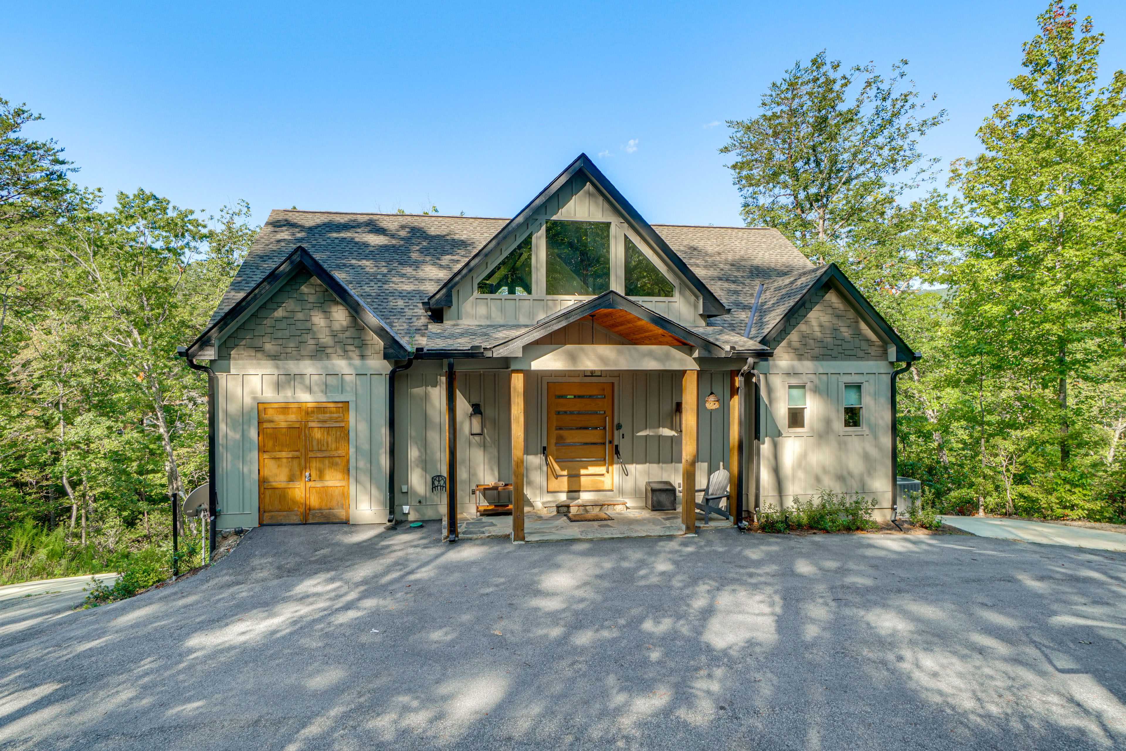 Exterior | Driveway (6 Vehicles)