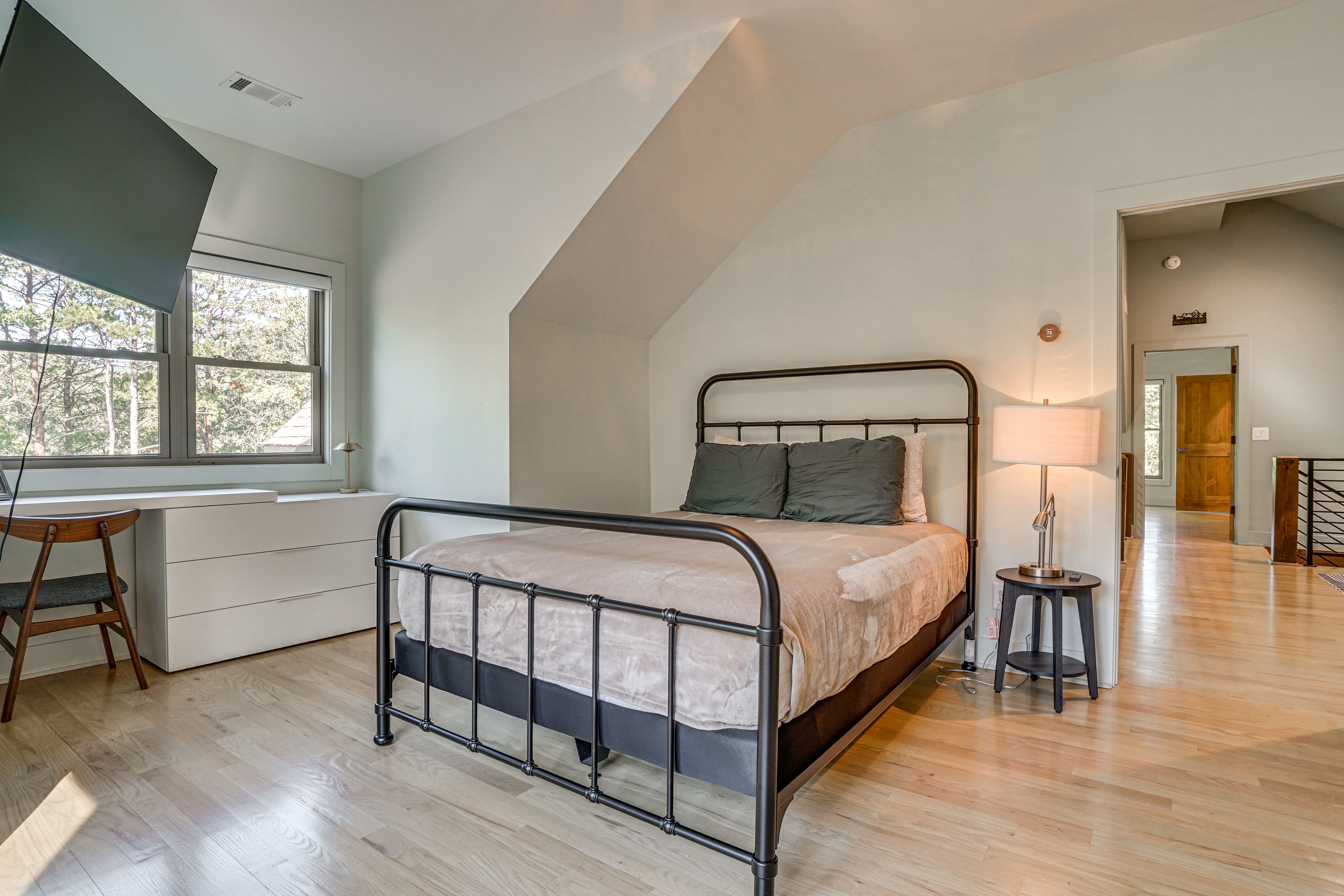 Bedroom | Queen Bed | Upper Floor