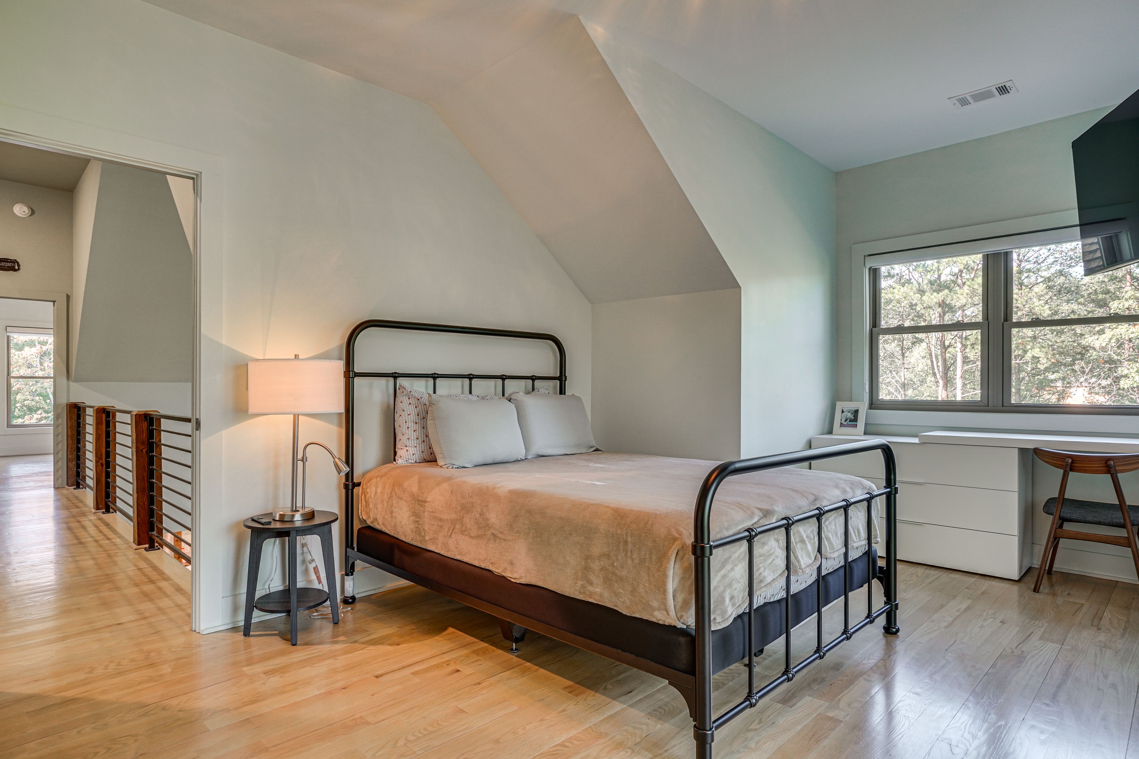 Bedroom | Queen Bed | Upper Floor