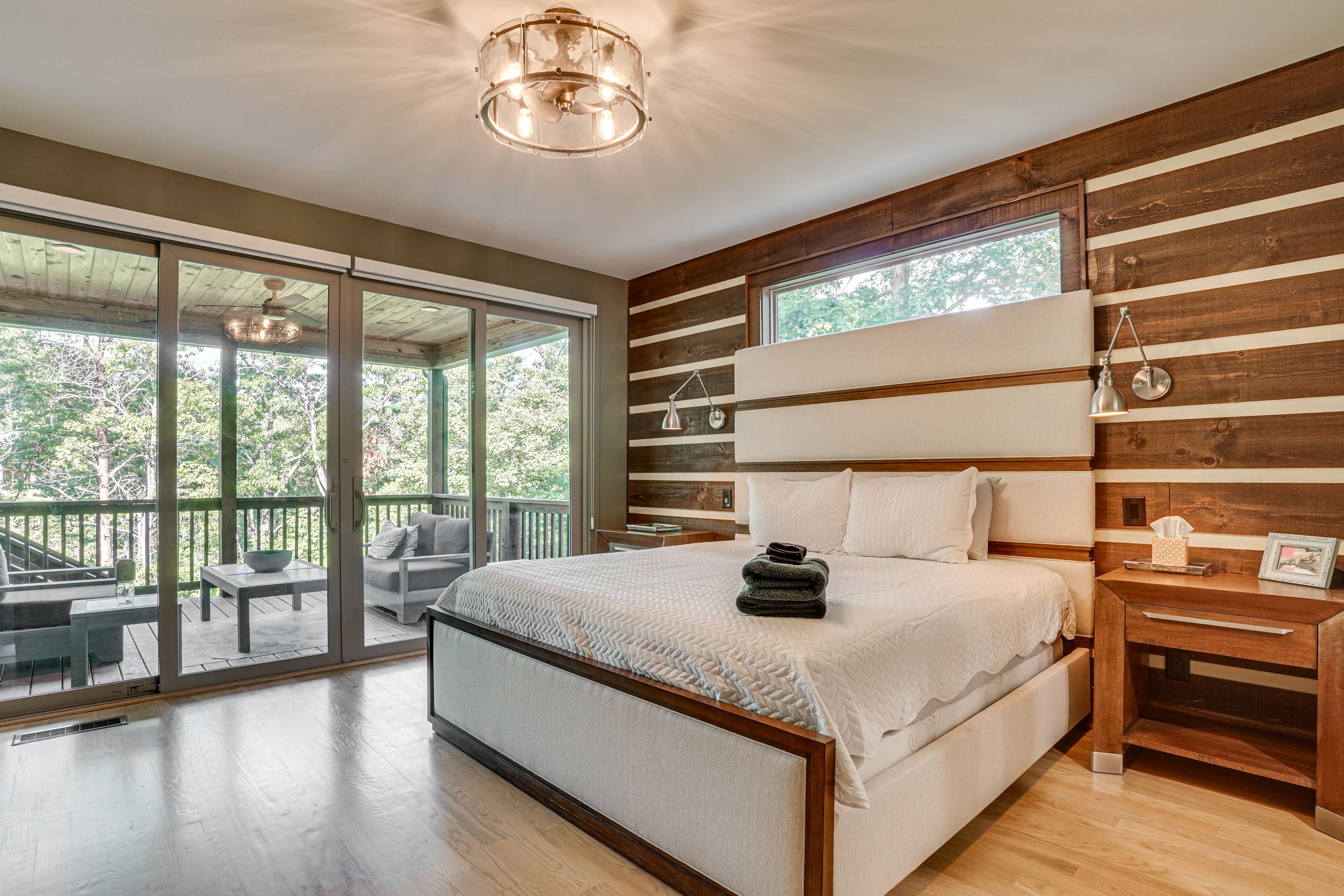 Bedroom | King Bed | Main Floor