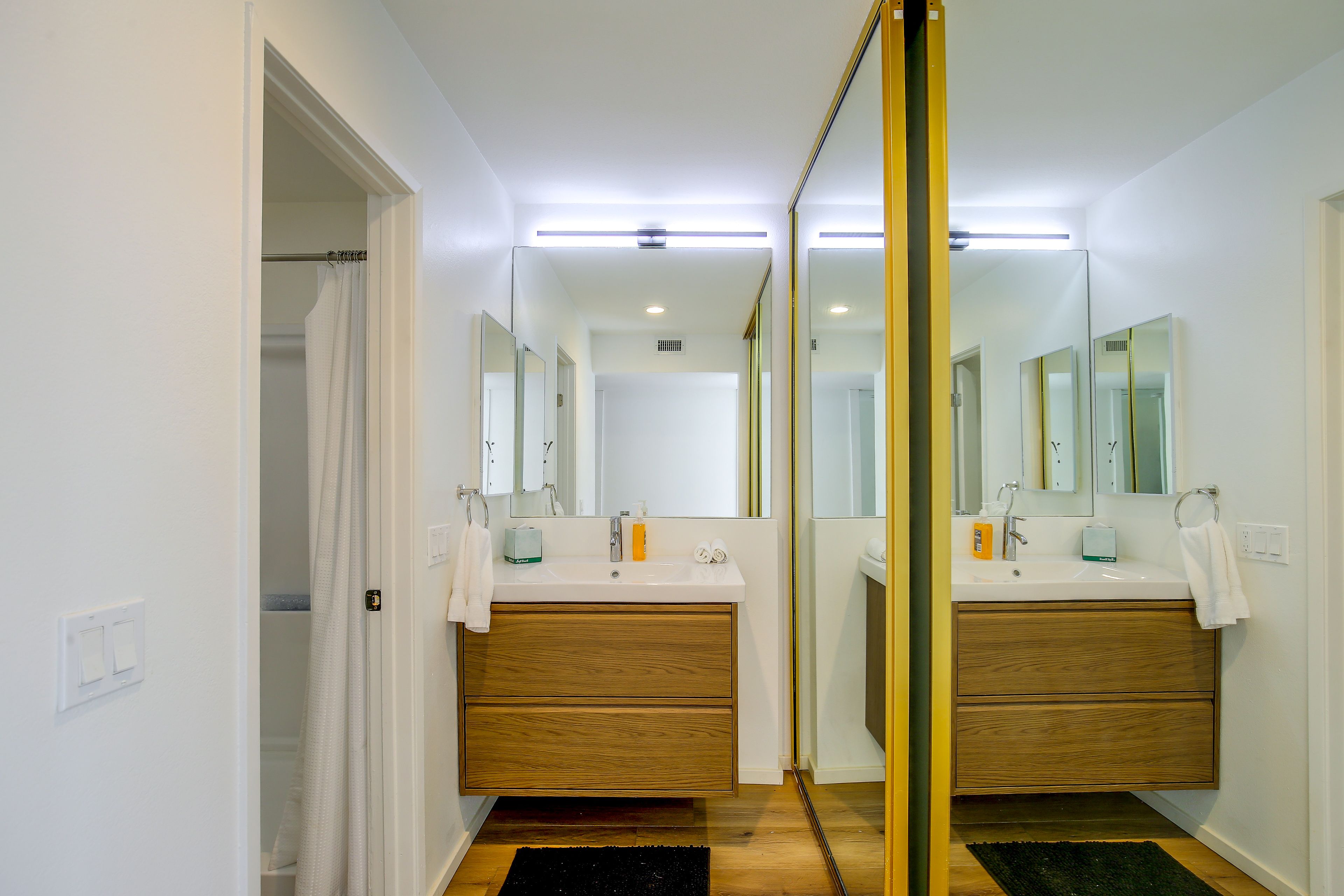 En-Suite Bathroom | Towels & Linens Provided | 2nd Floor