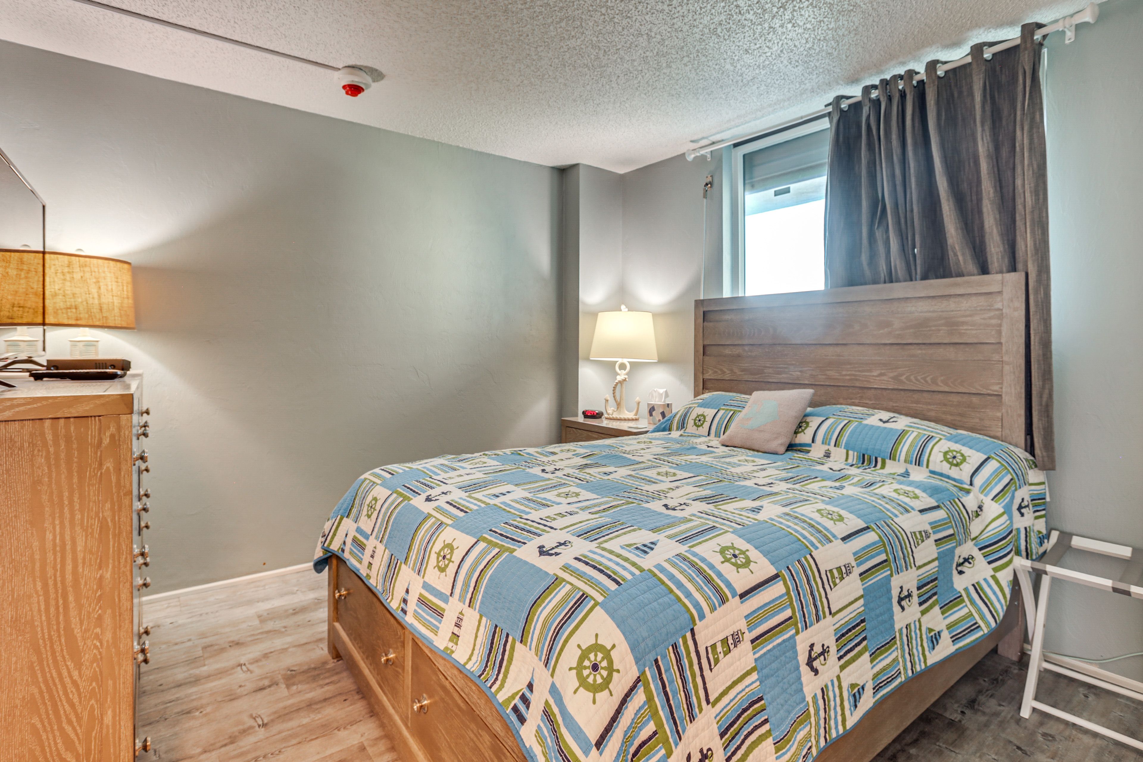 Bedroom 2 | Queen Bed