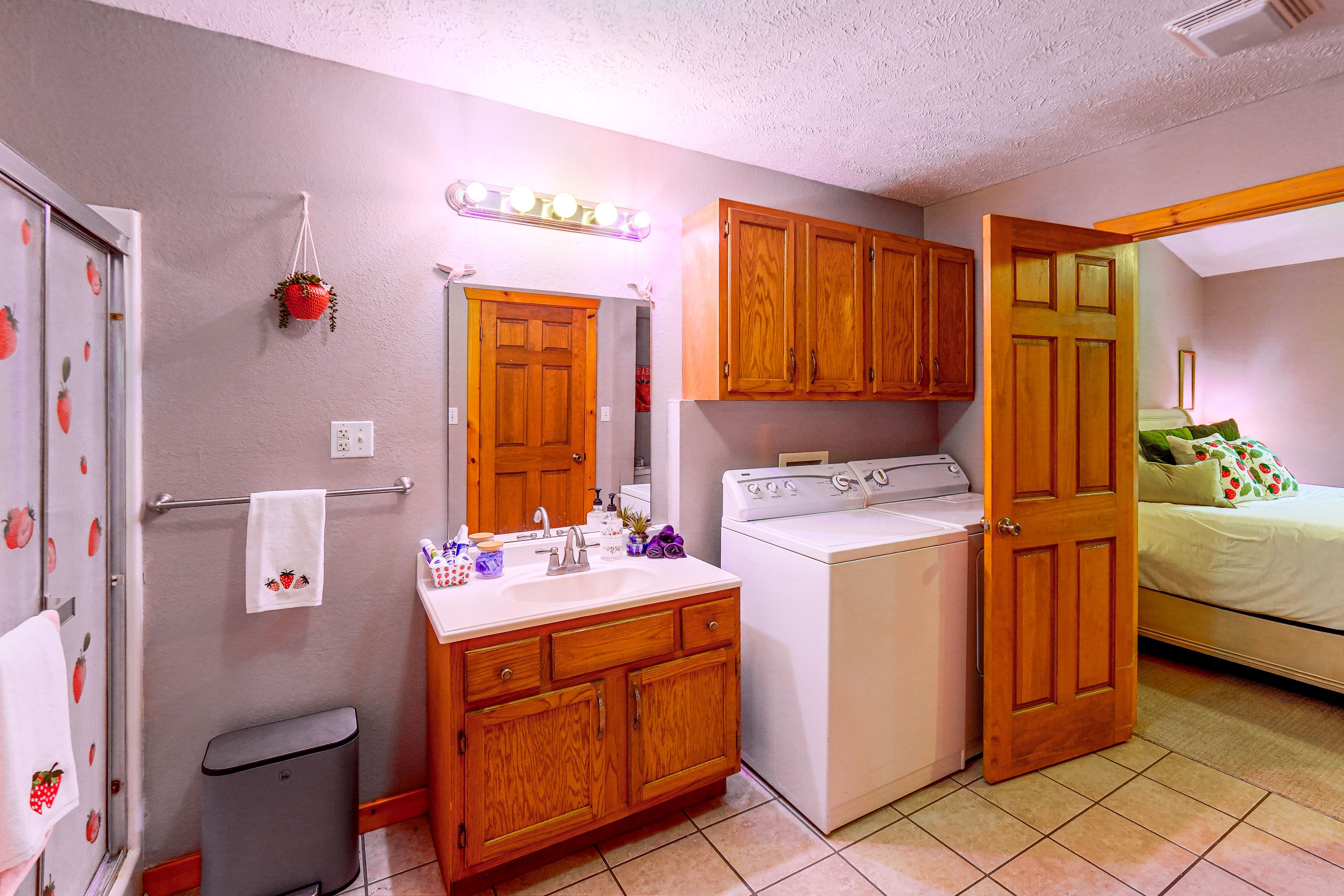 Full Bathroom | Towels & Linens Provided | Washer & Dryer | 1st Floor