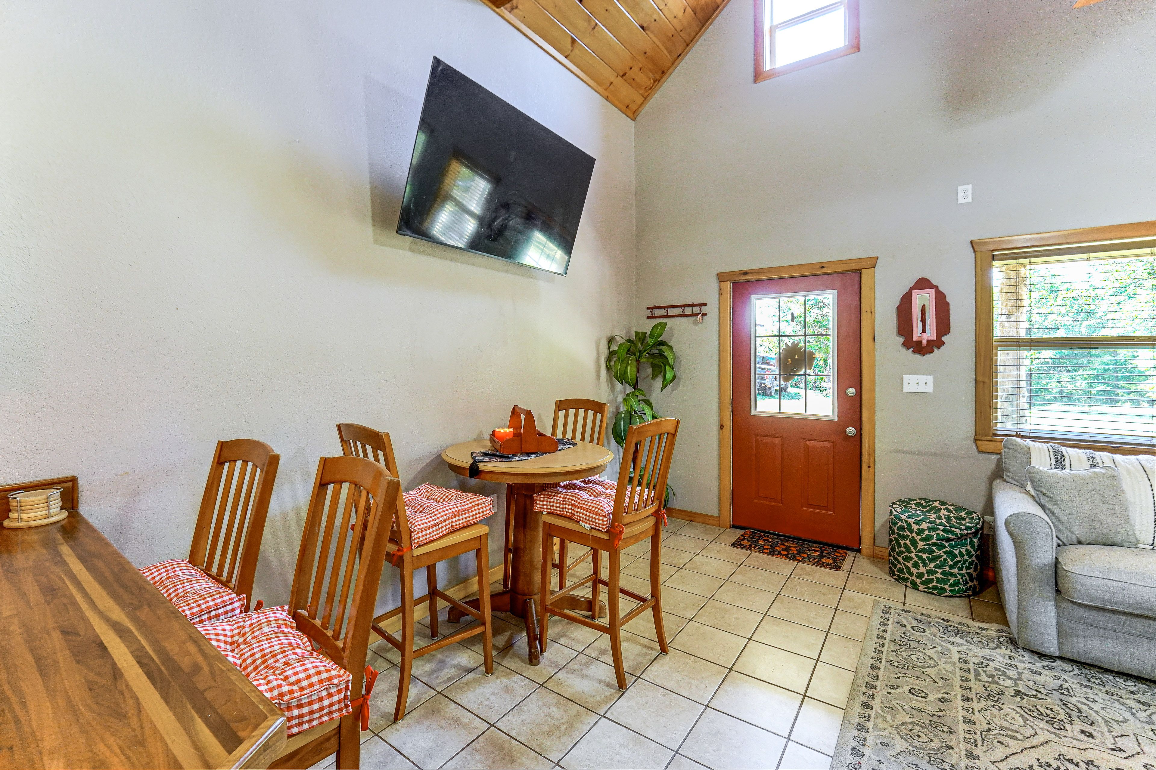 Dining Area | Dishes & Flatware Provided | 1st Floor