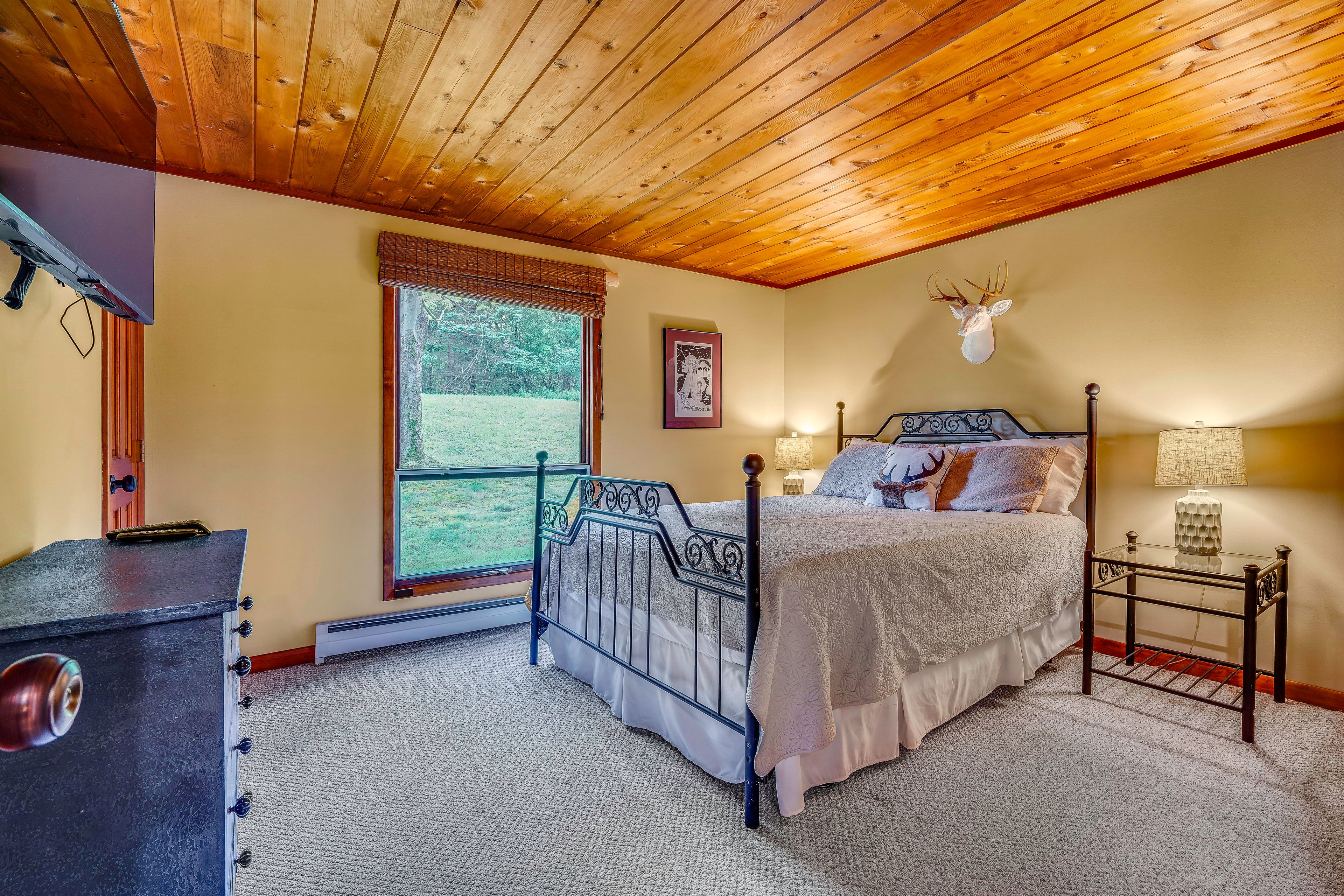 Bedroom | Queen Bed