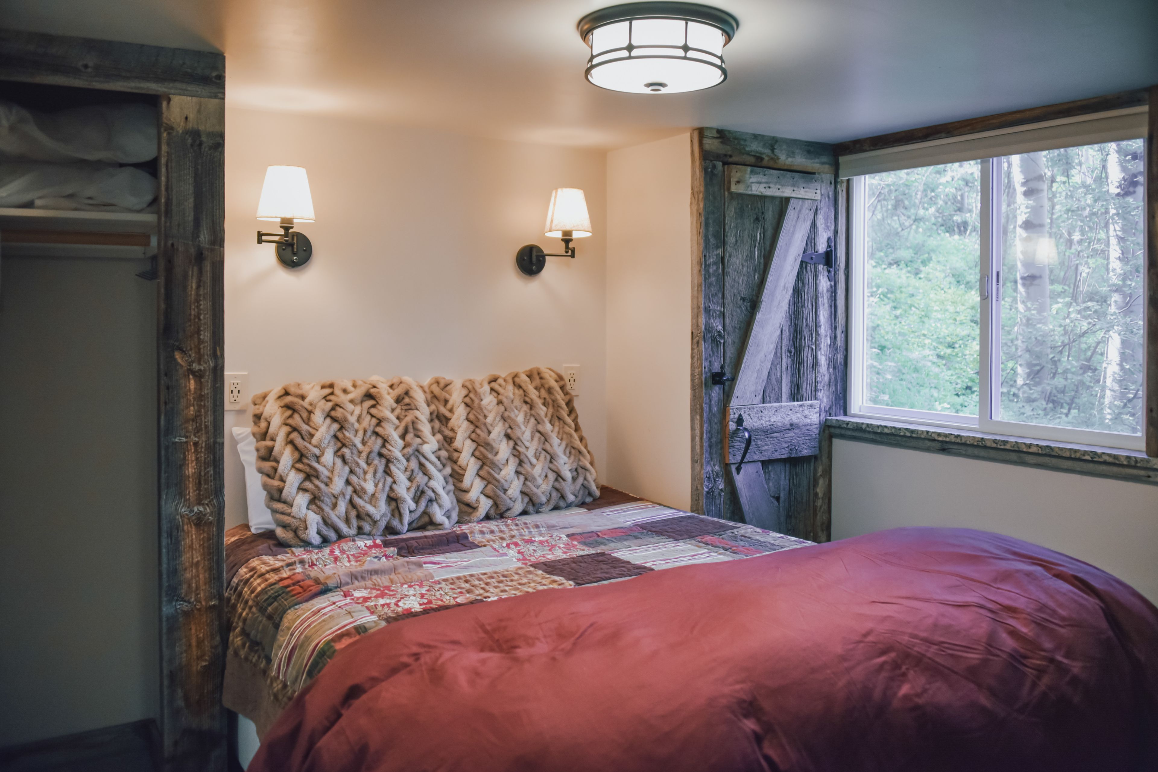 Bedroom | Queen Bed