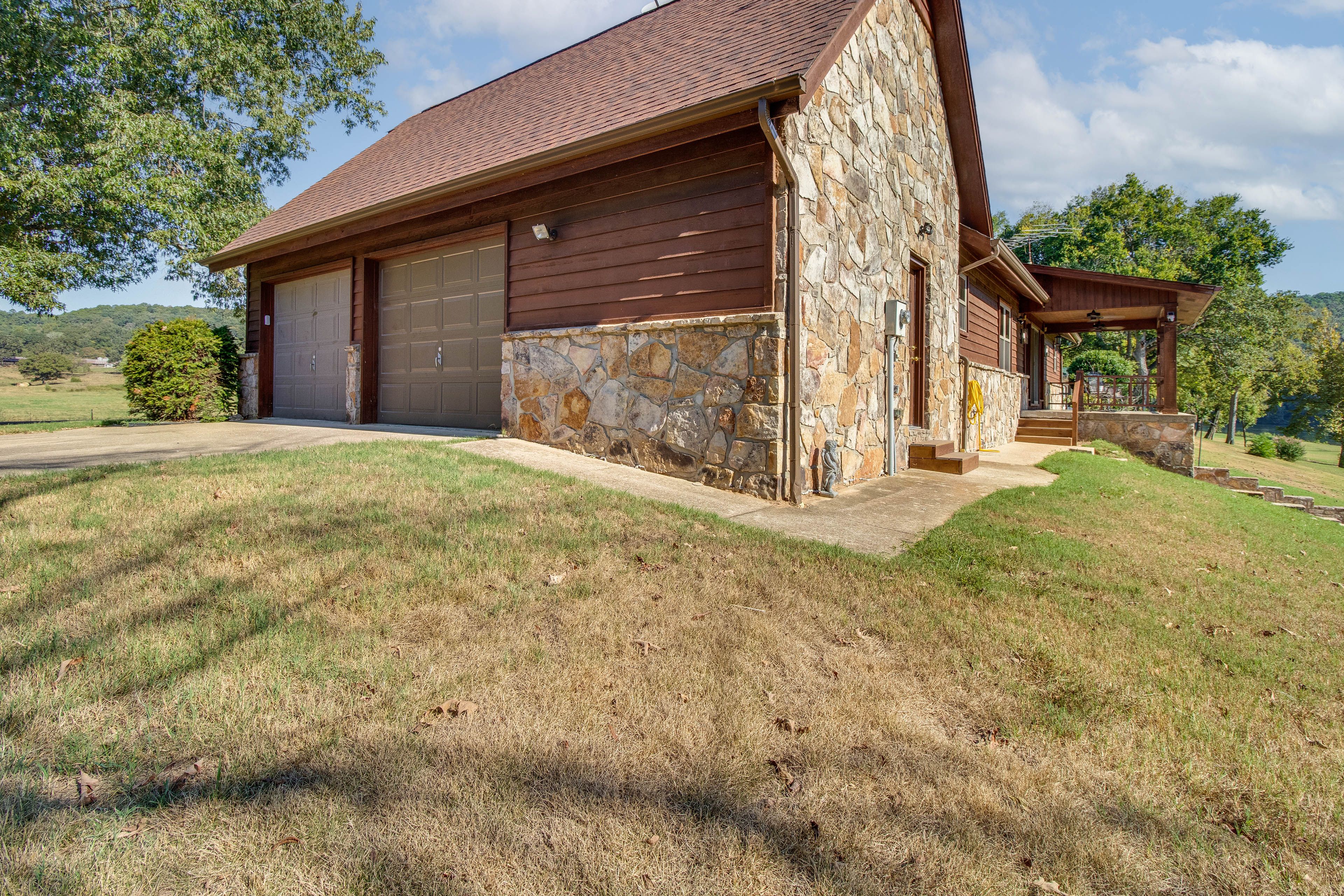 Garage (1 Vehicle) | Driveway (4 Vehicles)