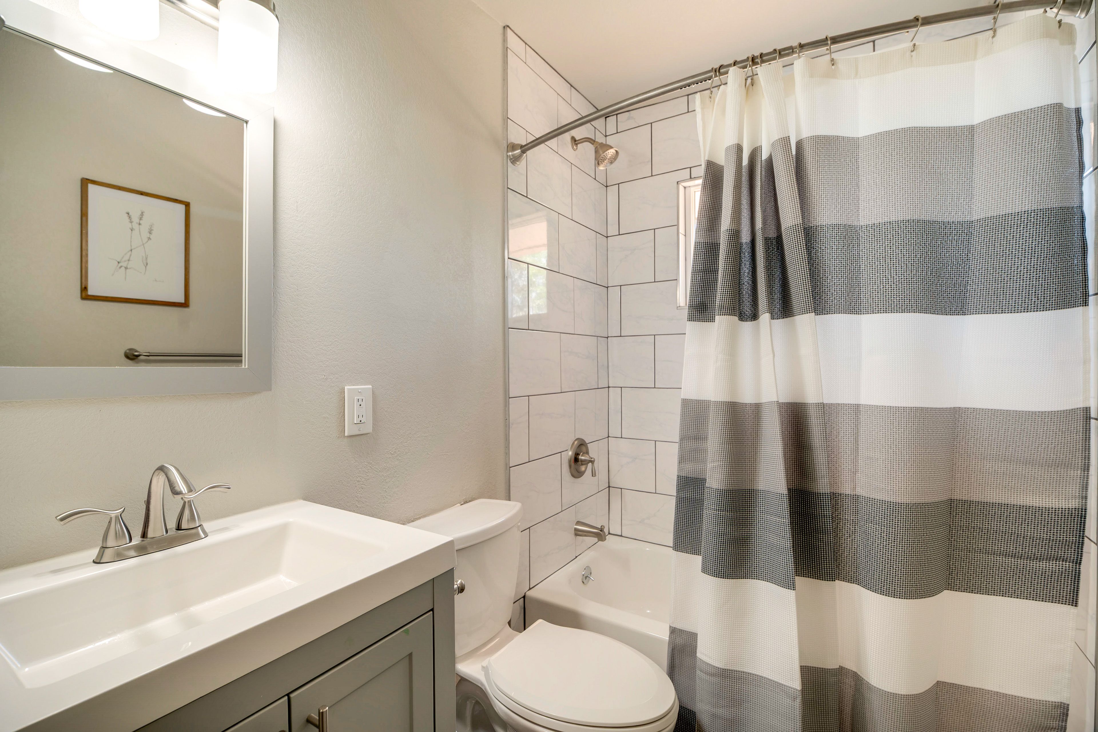Full Bathroom | Towels & Linens Provided | 1st Floor