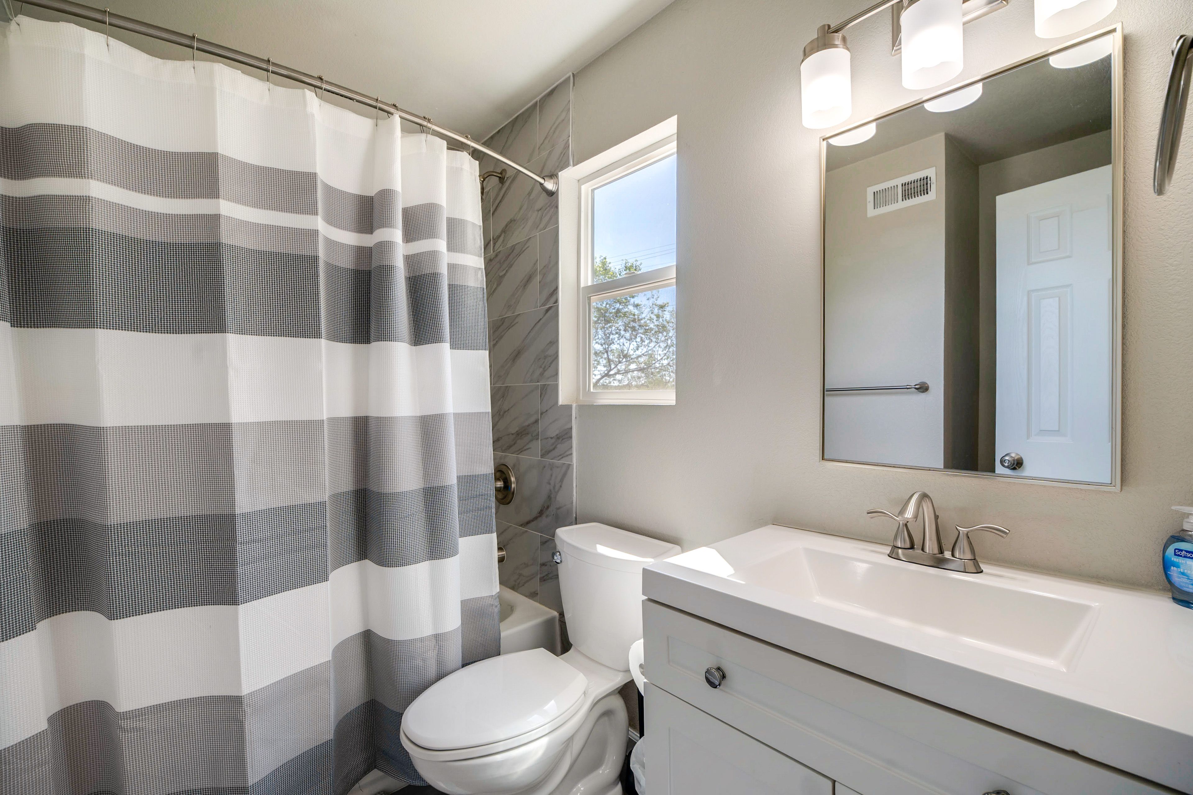 Full Bathroom | 2nd Floor