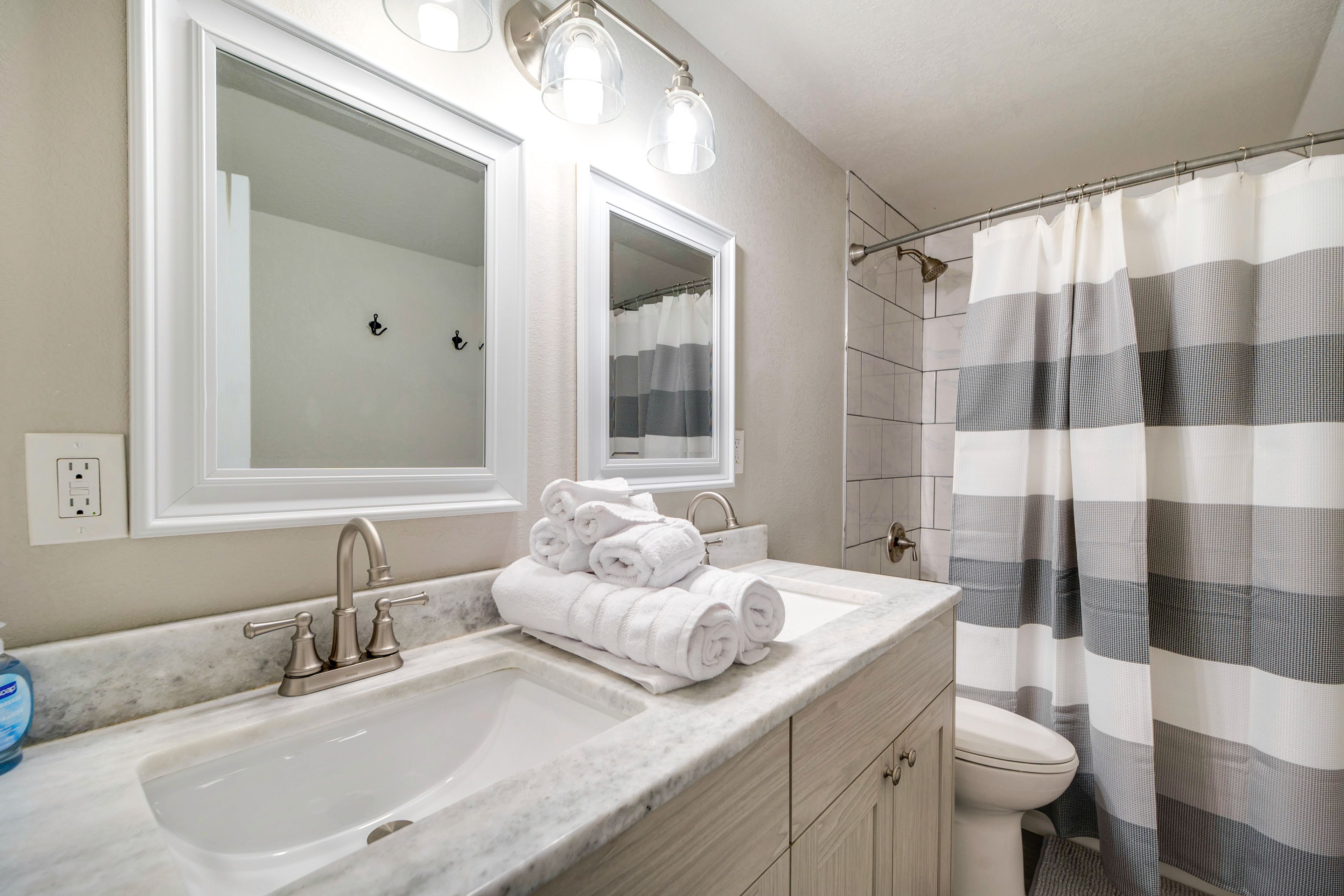 Full Bathroom | 2nd Floor