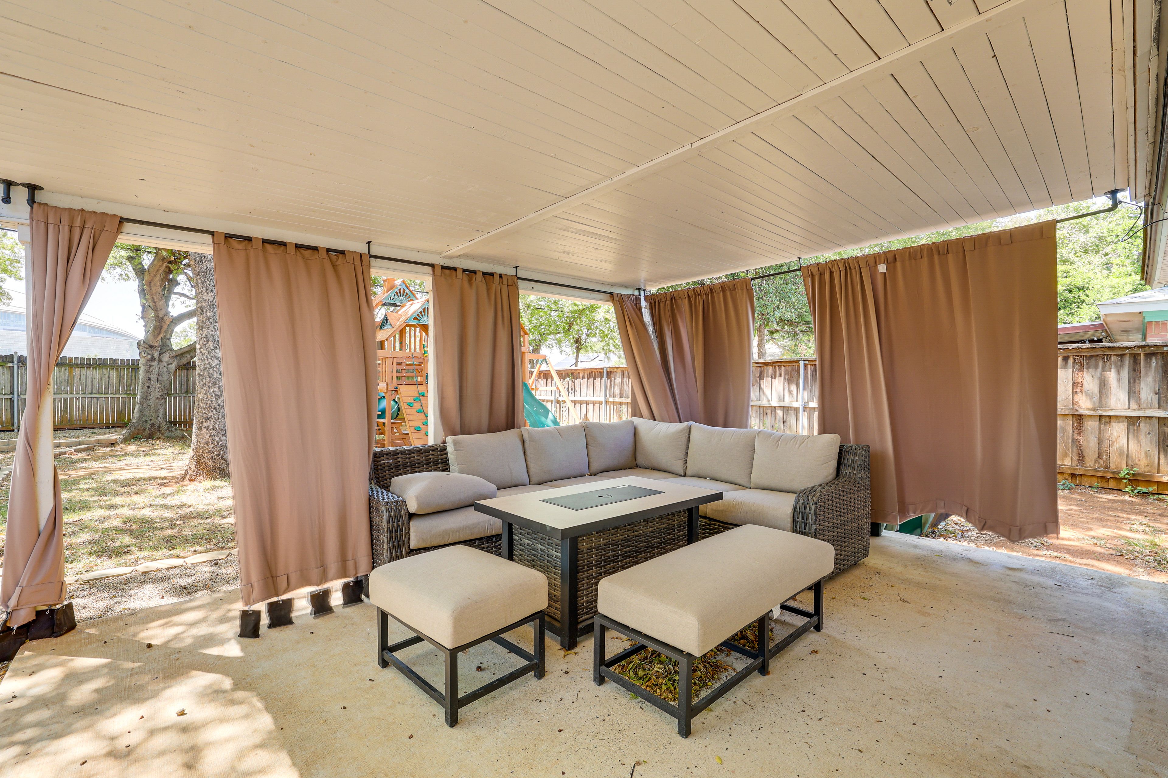 Covered Patio w/ Fire Pit
