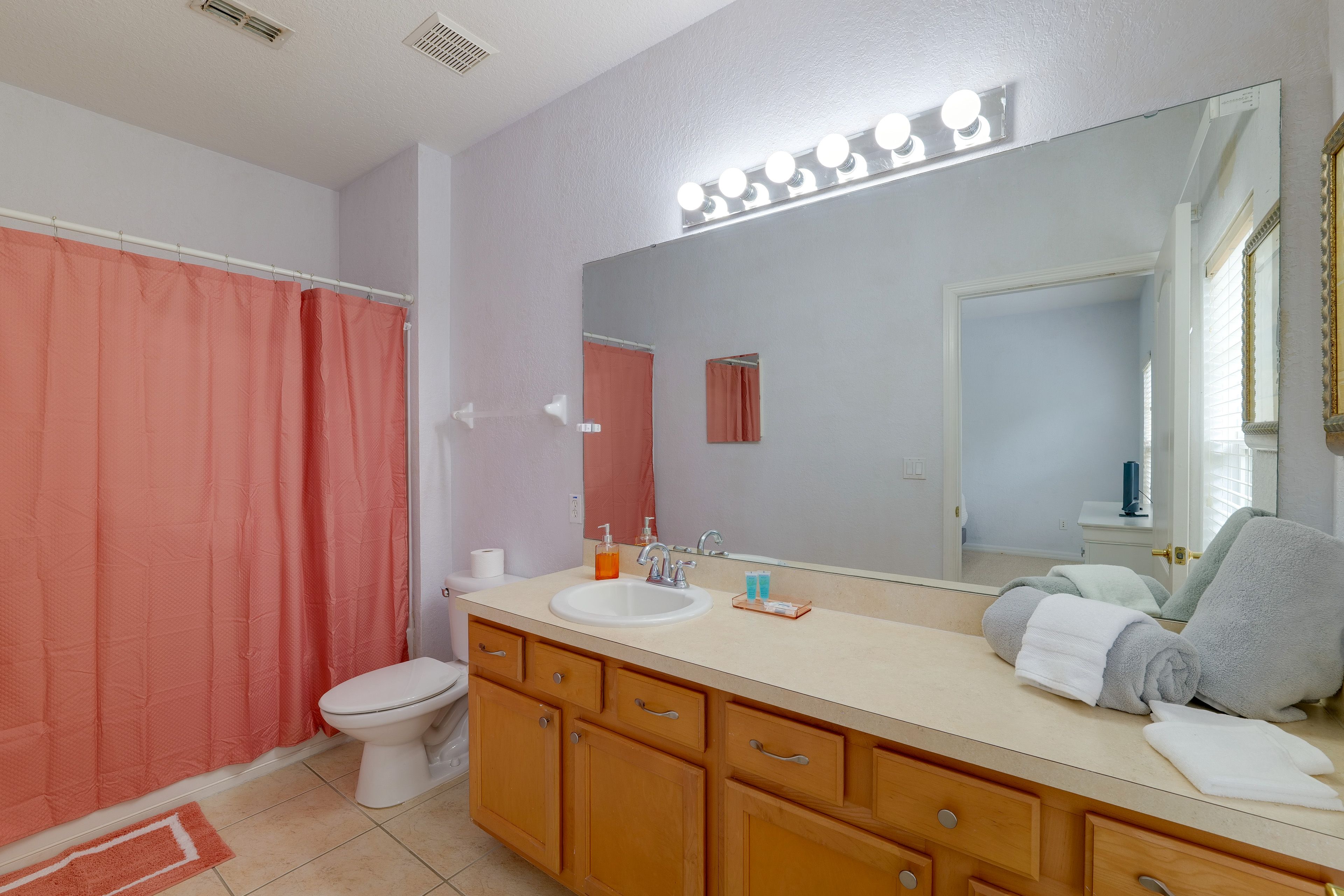 Bathroom | 2nd Floor