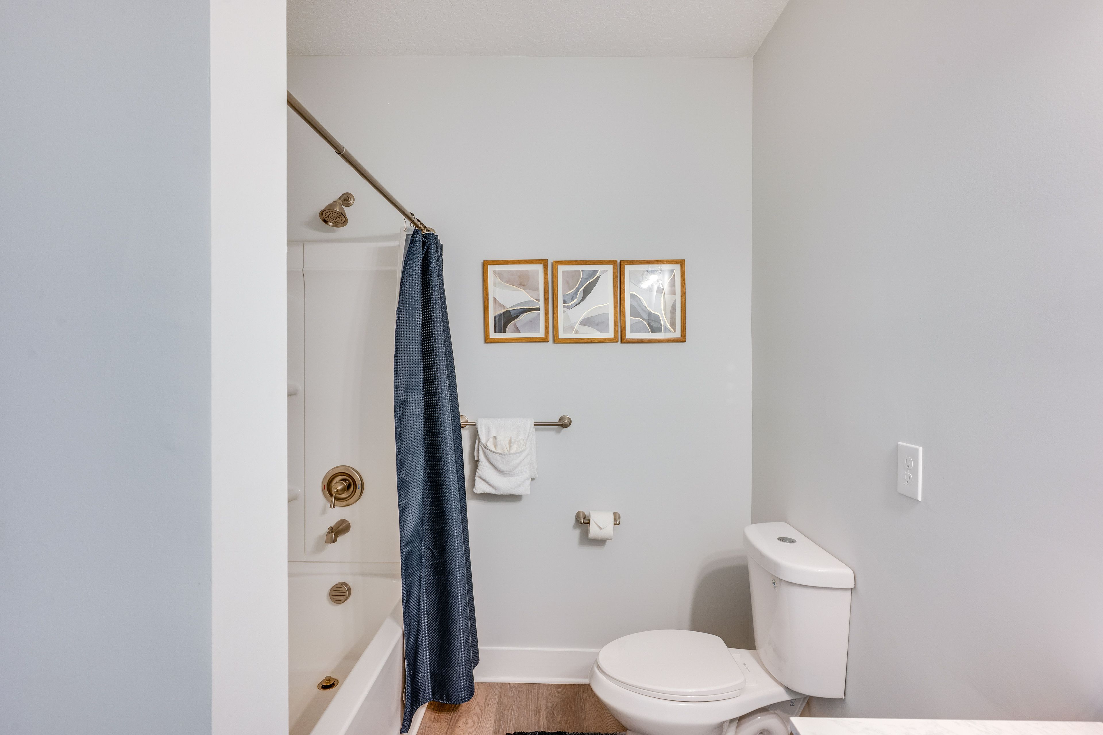 Full Bathroom | 2nd Floor