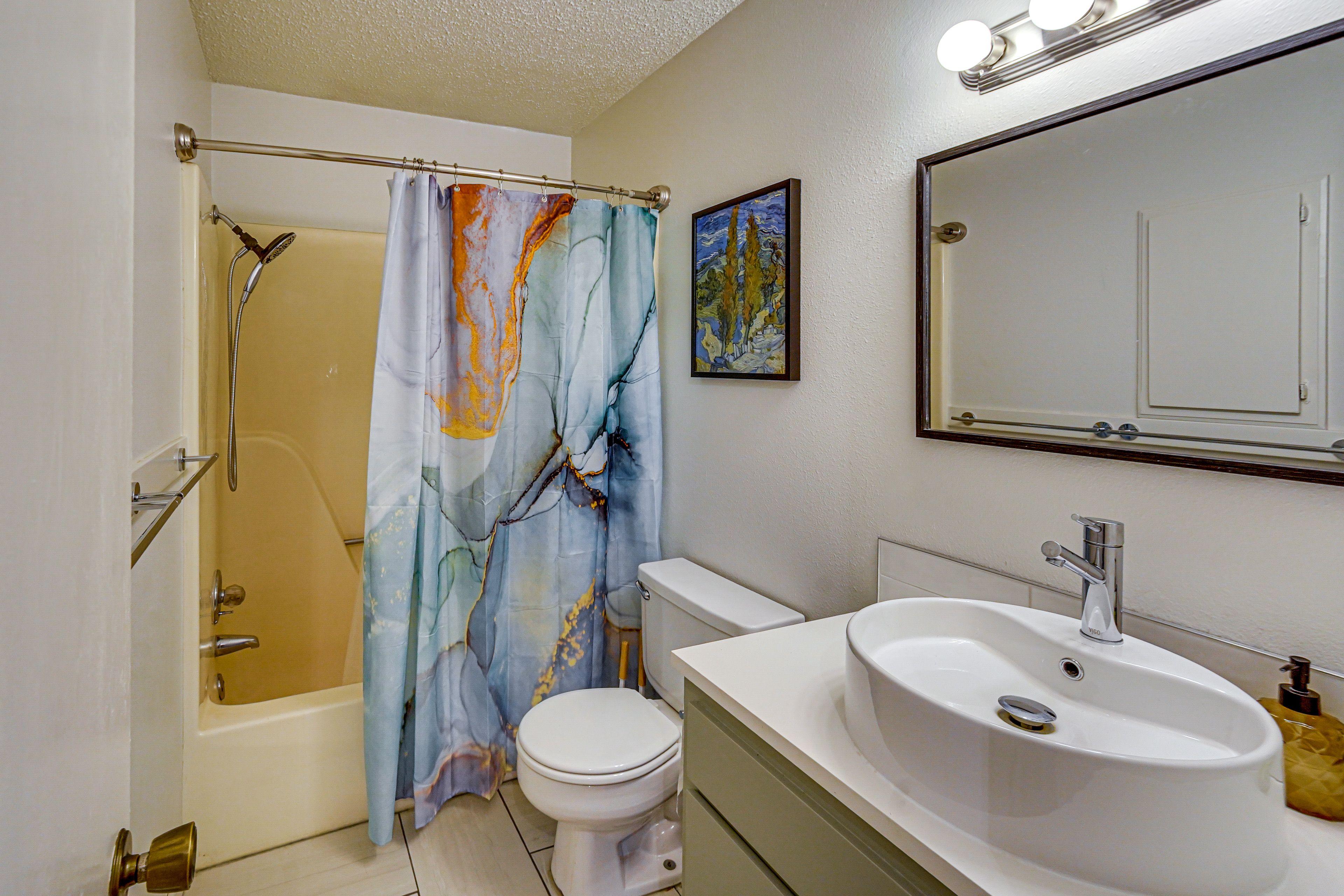 Full Bathroom | Towels & Linens Provided | 2nd Floor