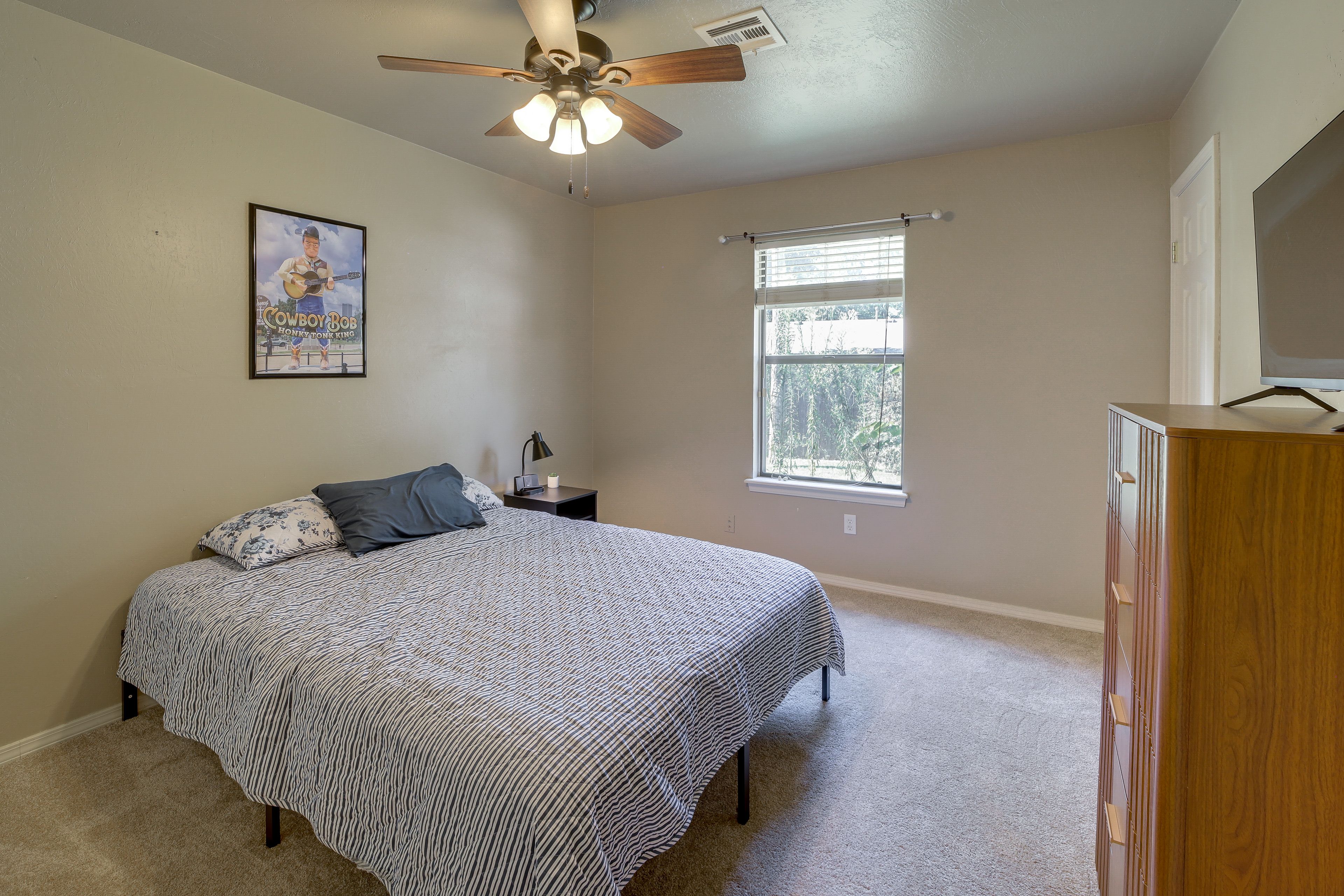 Bedroom 1 | Queen Bed