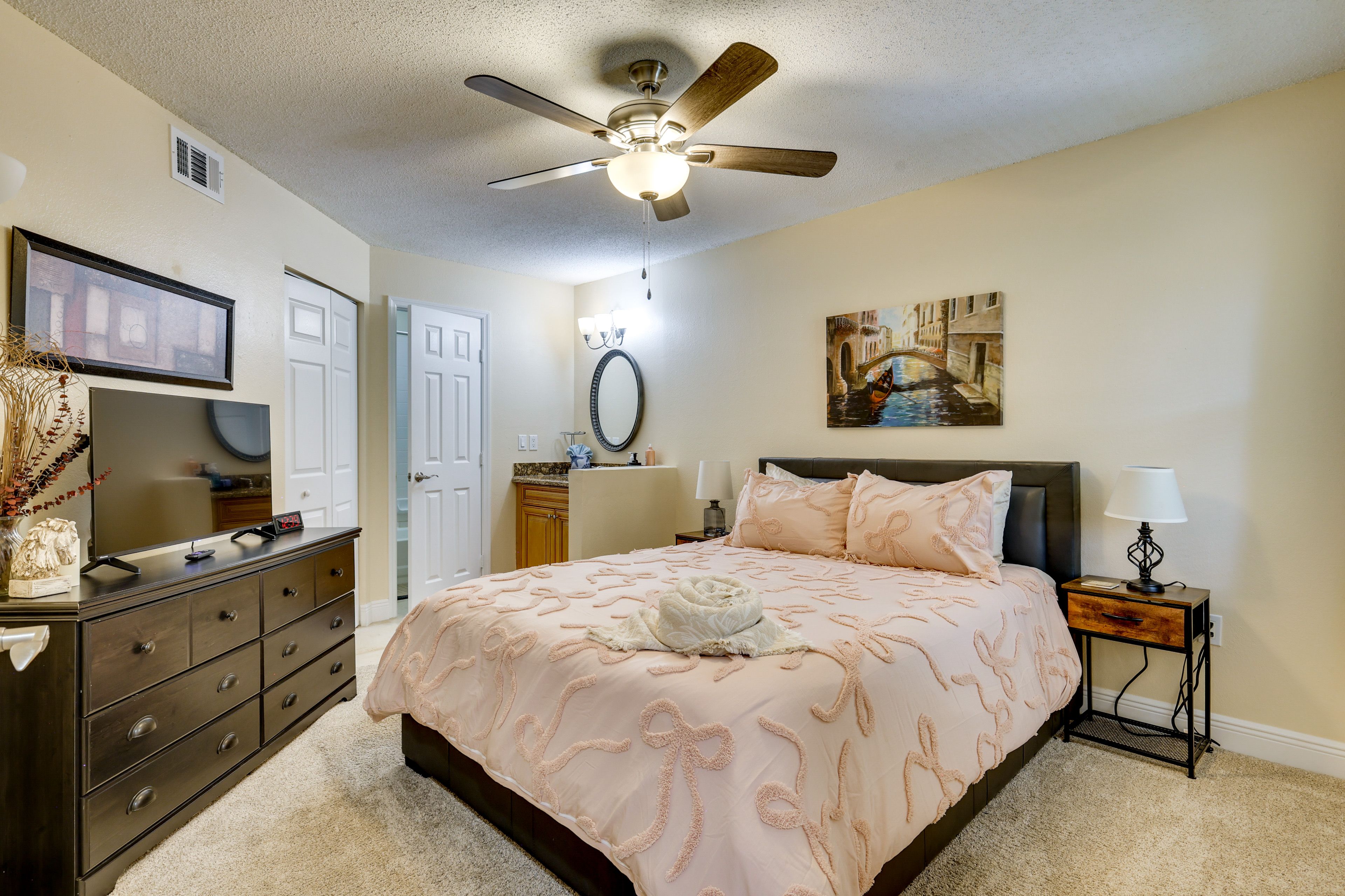 Bedroom | Queen Bed