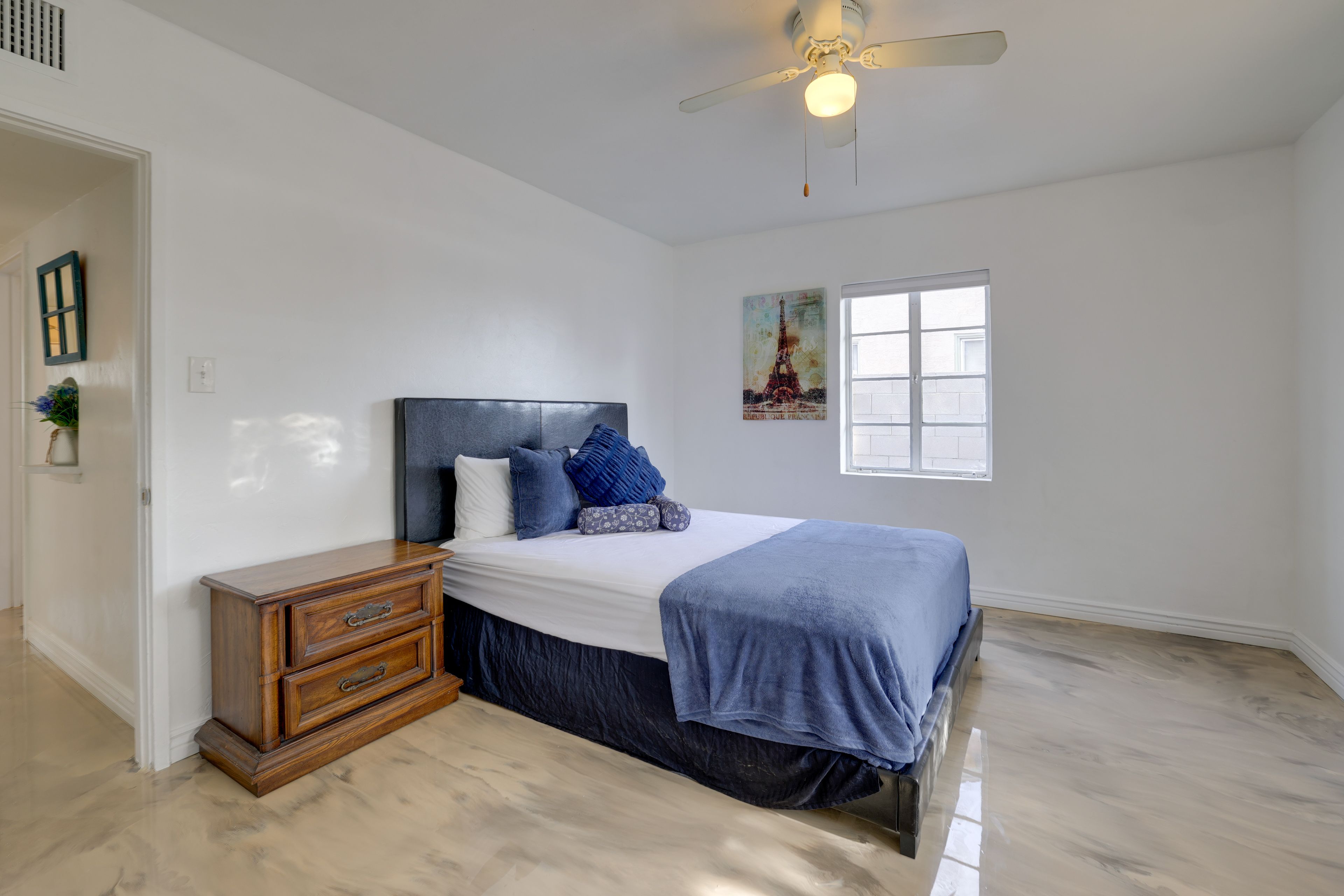 Bedroom 1 | Queen Bed