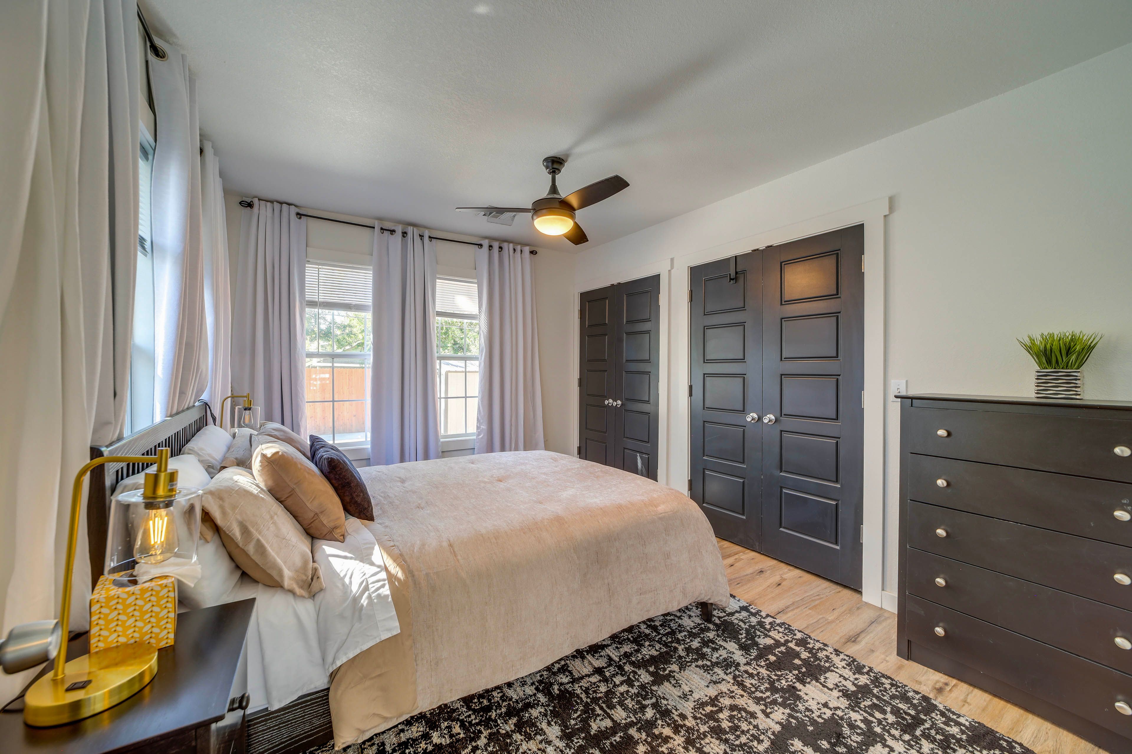 Bedroom | Queen Bed