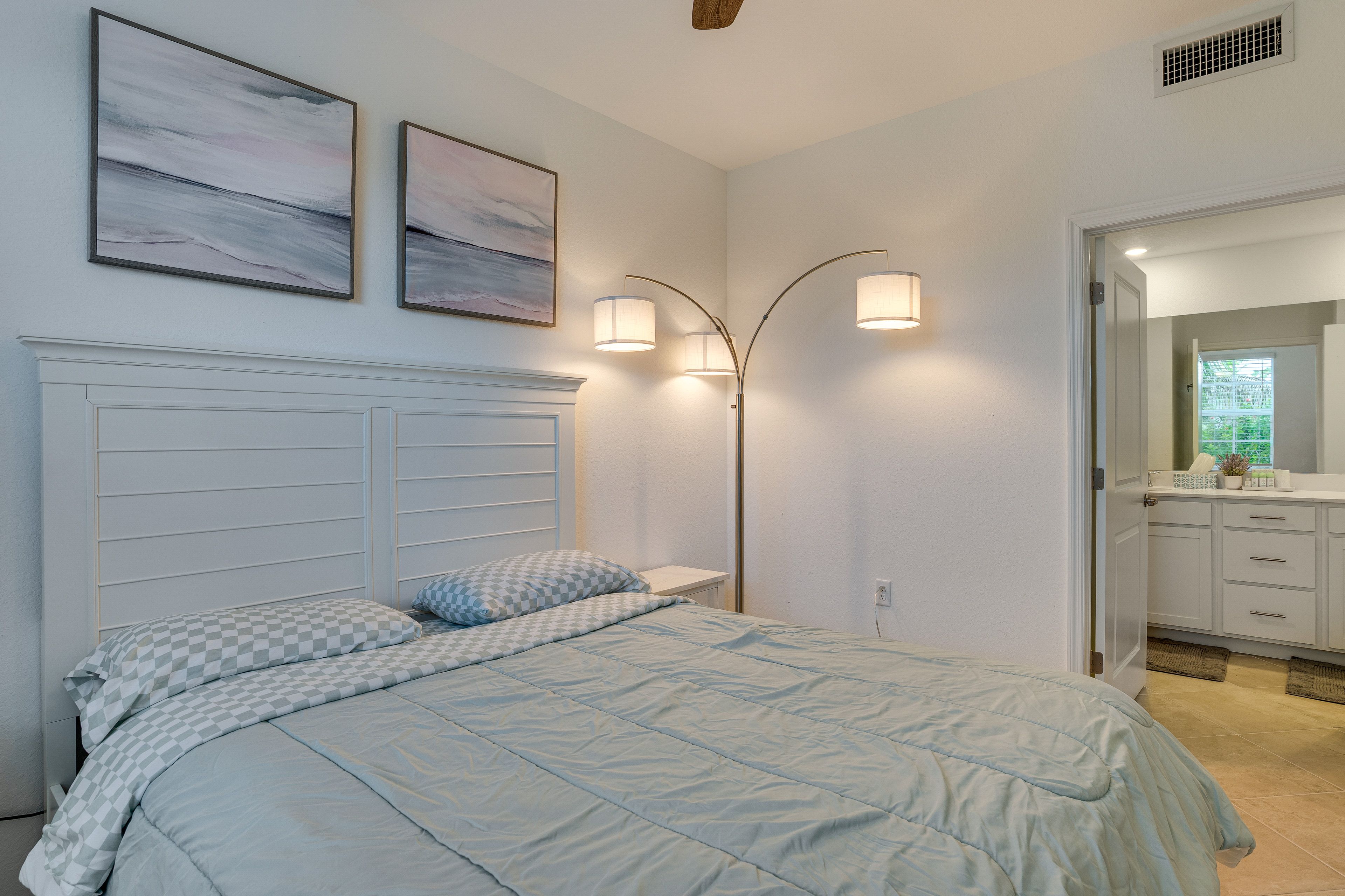 Bedroom 1 | Queen Bed