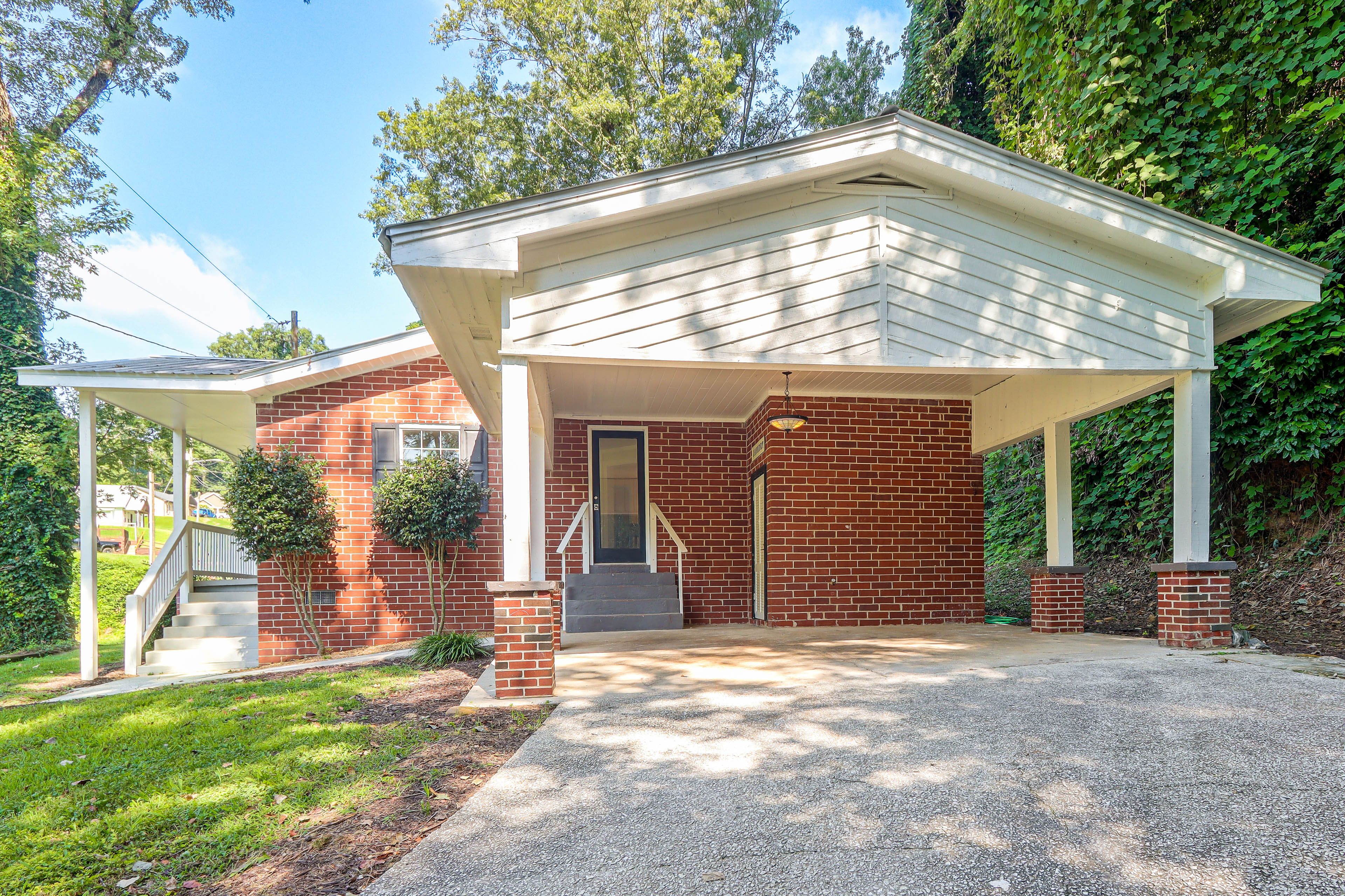 Carport & Driveway Parking (2 Vehicles)