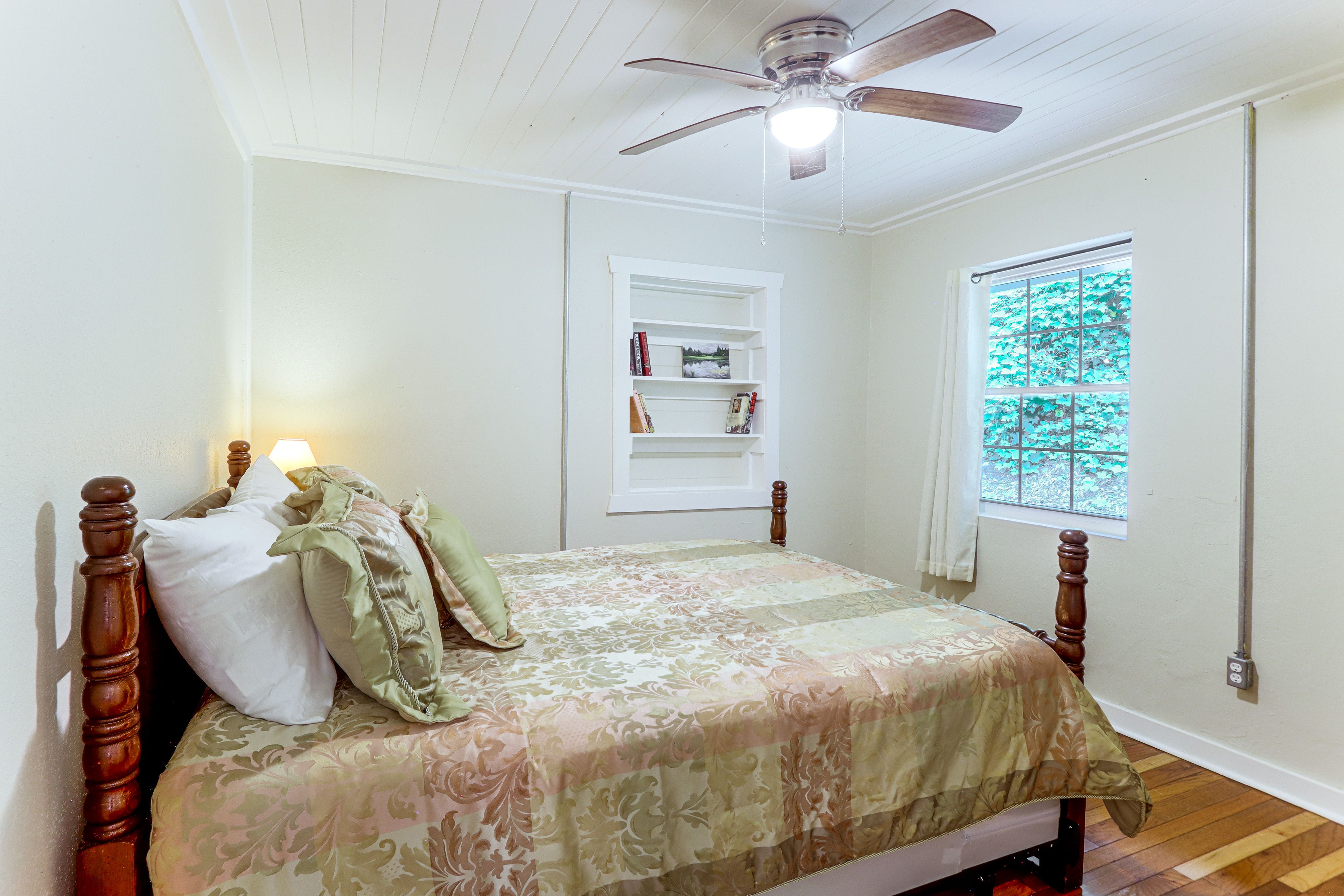 Bedroom 2 | Queen Bed