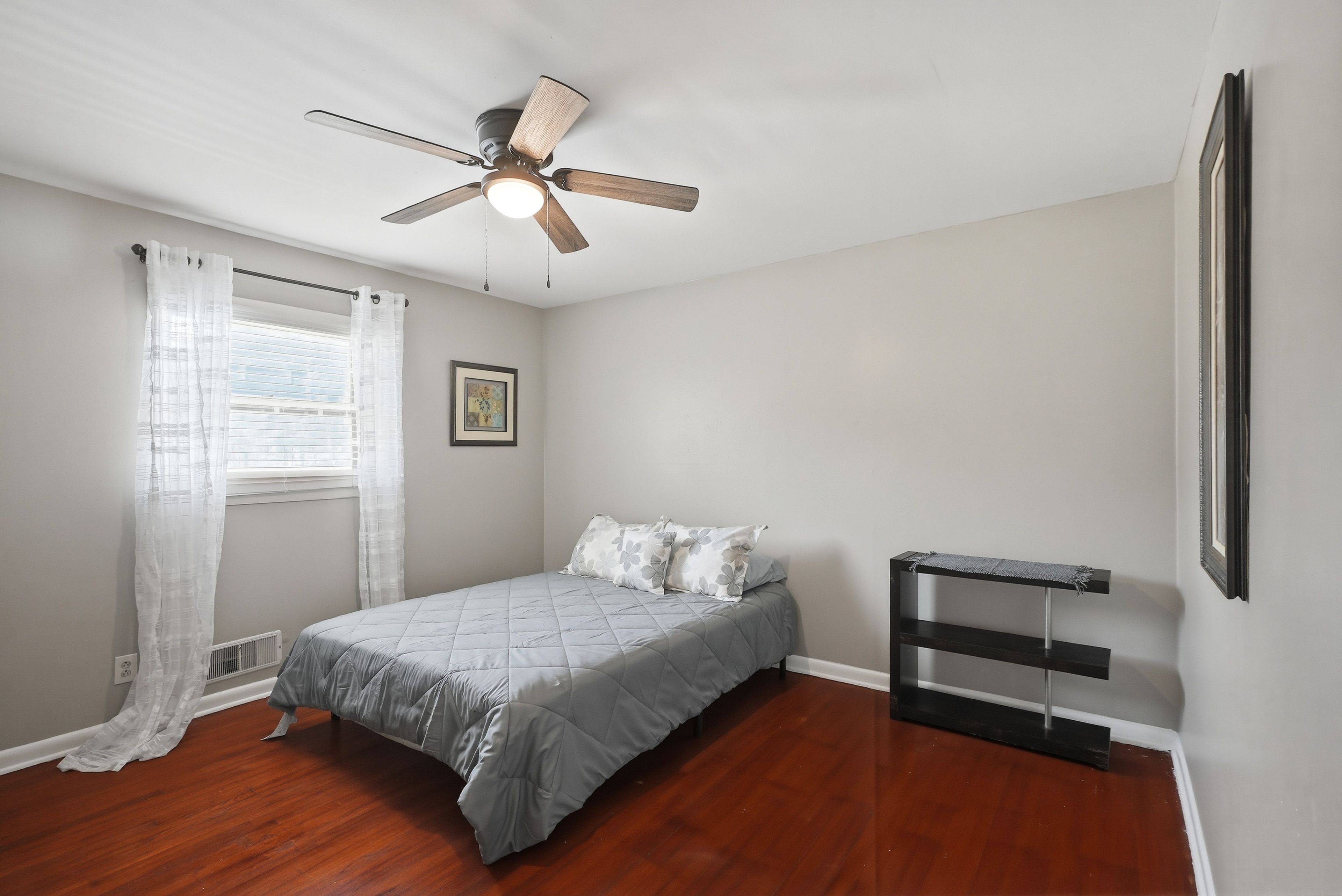 Bedroom | Queen Bed | Upper Floor