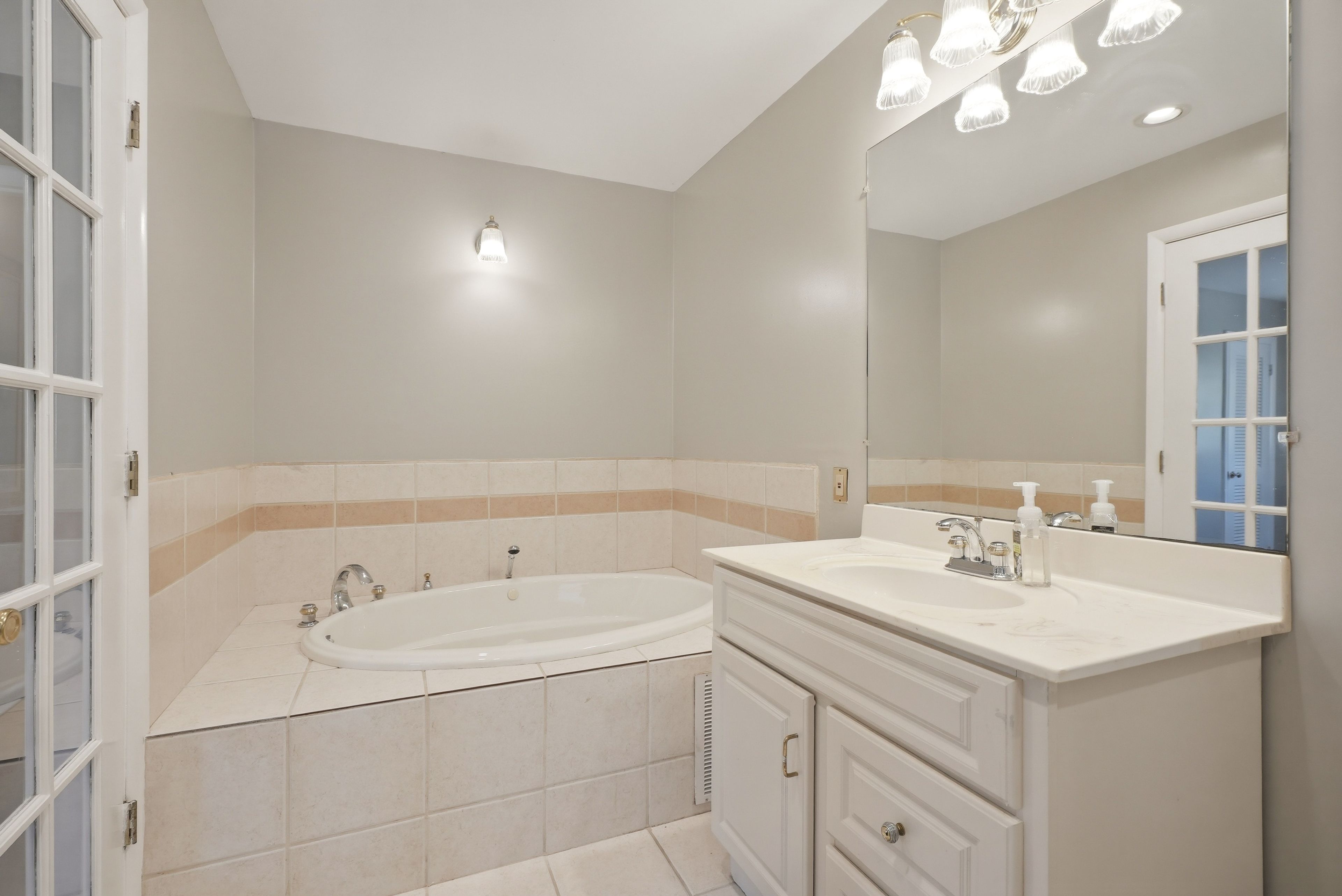 Bathroom | Upper Floor
