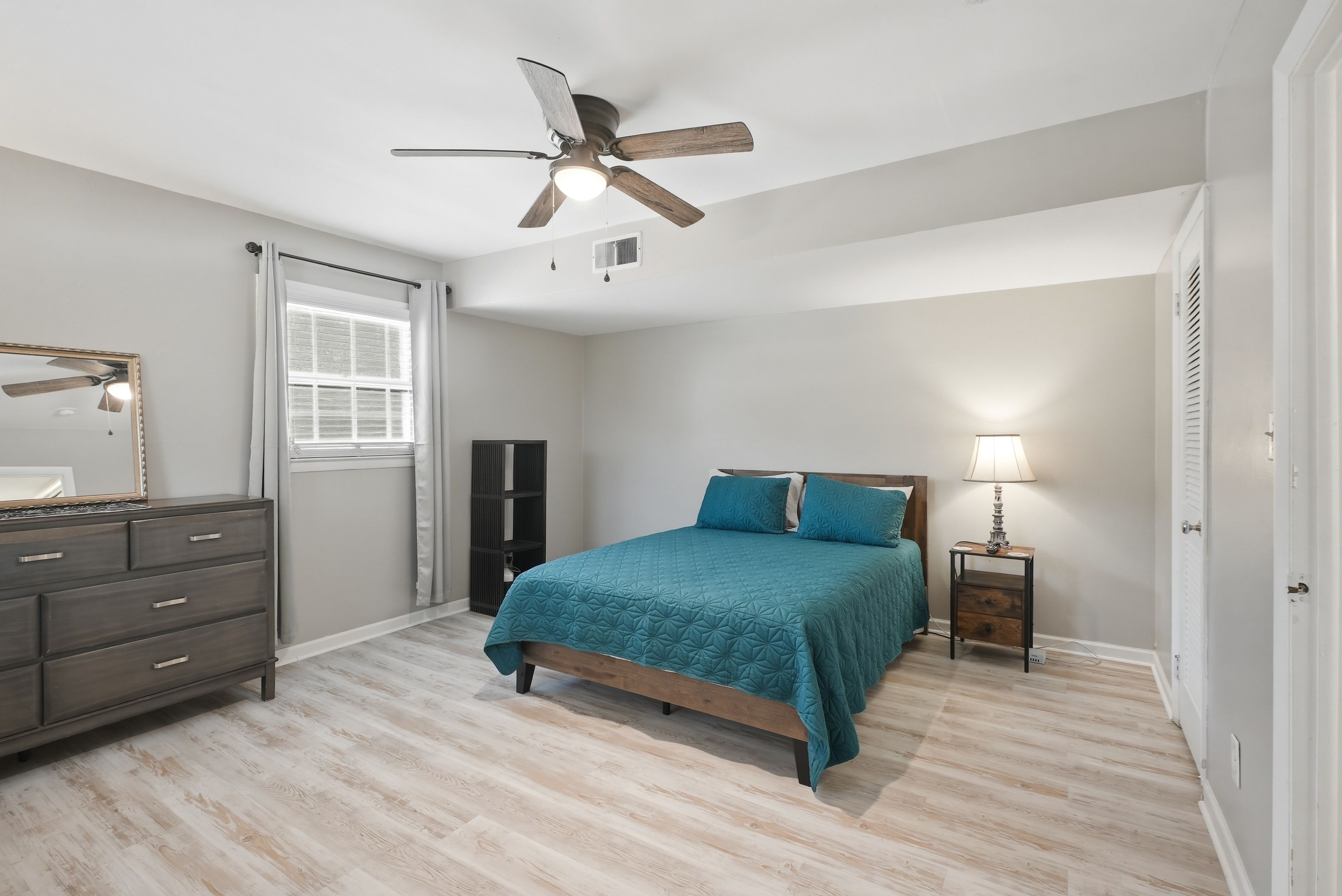 Bedroom | Queen Bed | Lower Floor