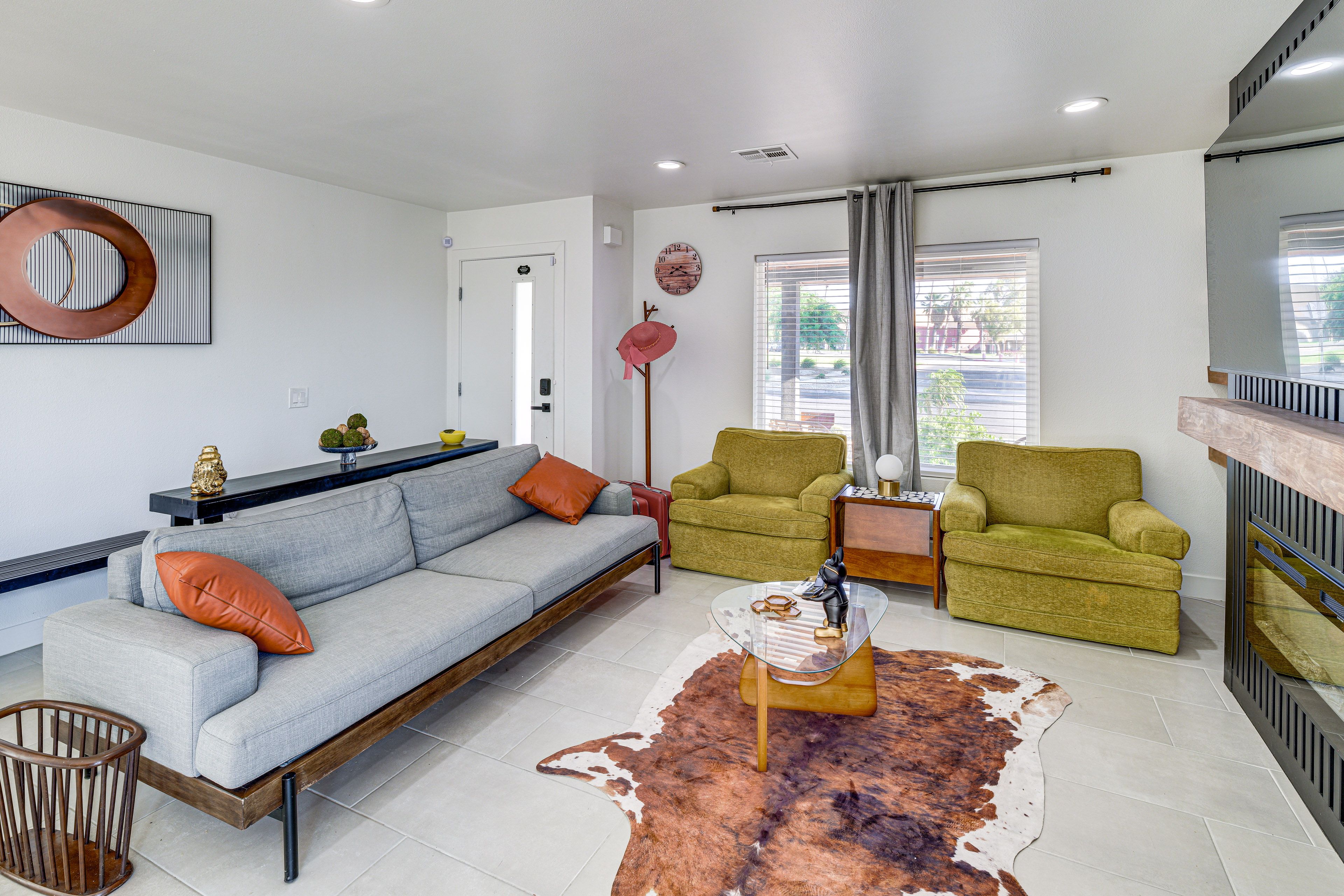 Living Room | Smart TV | Workspace w/ Monitor