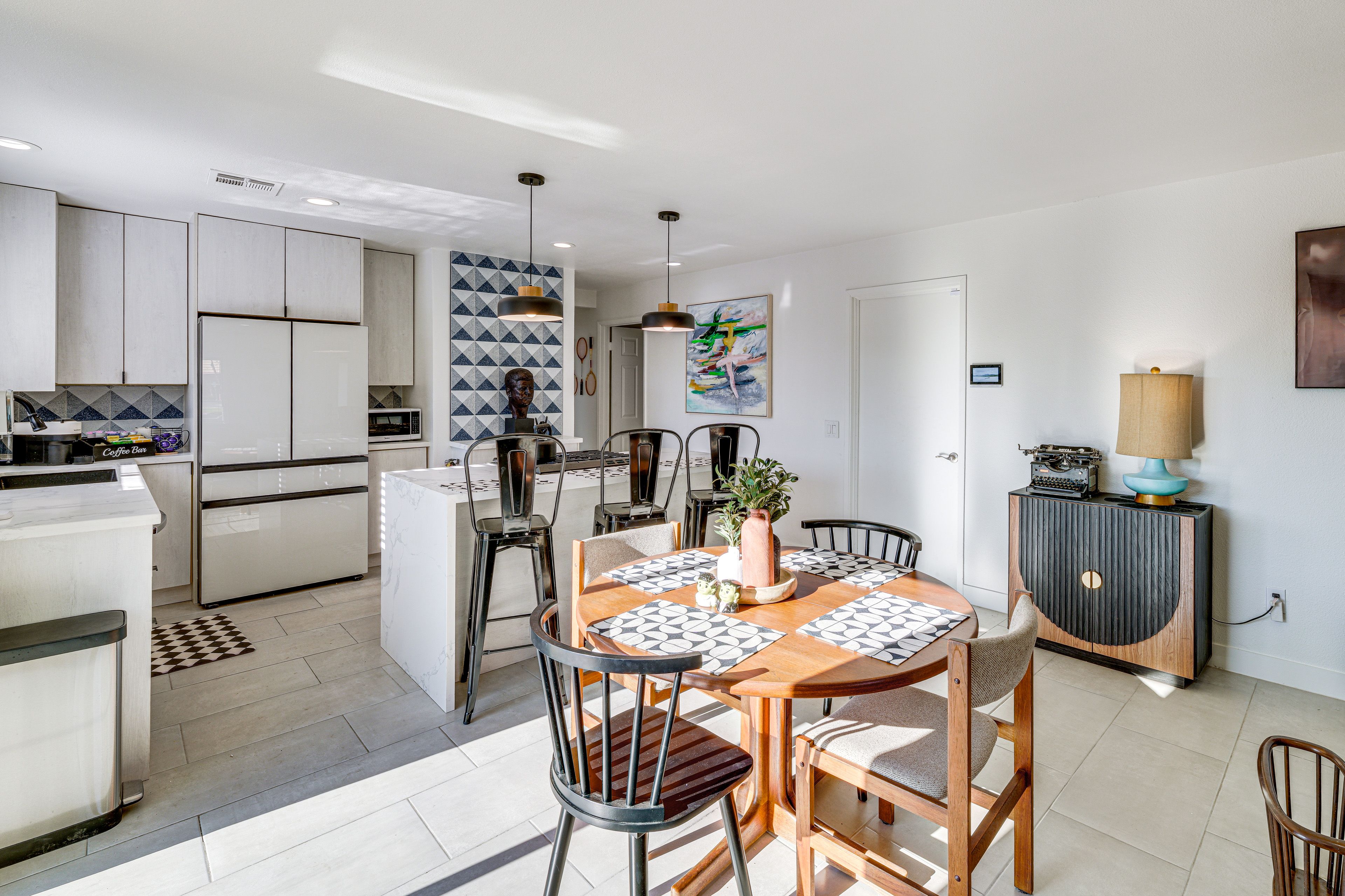 Dining Area | Dishware/Flatware Provided