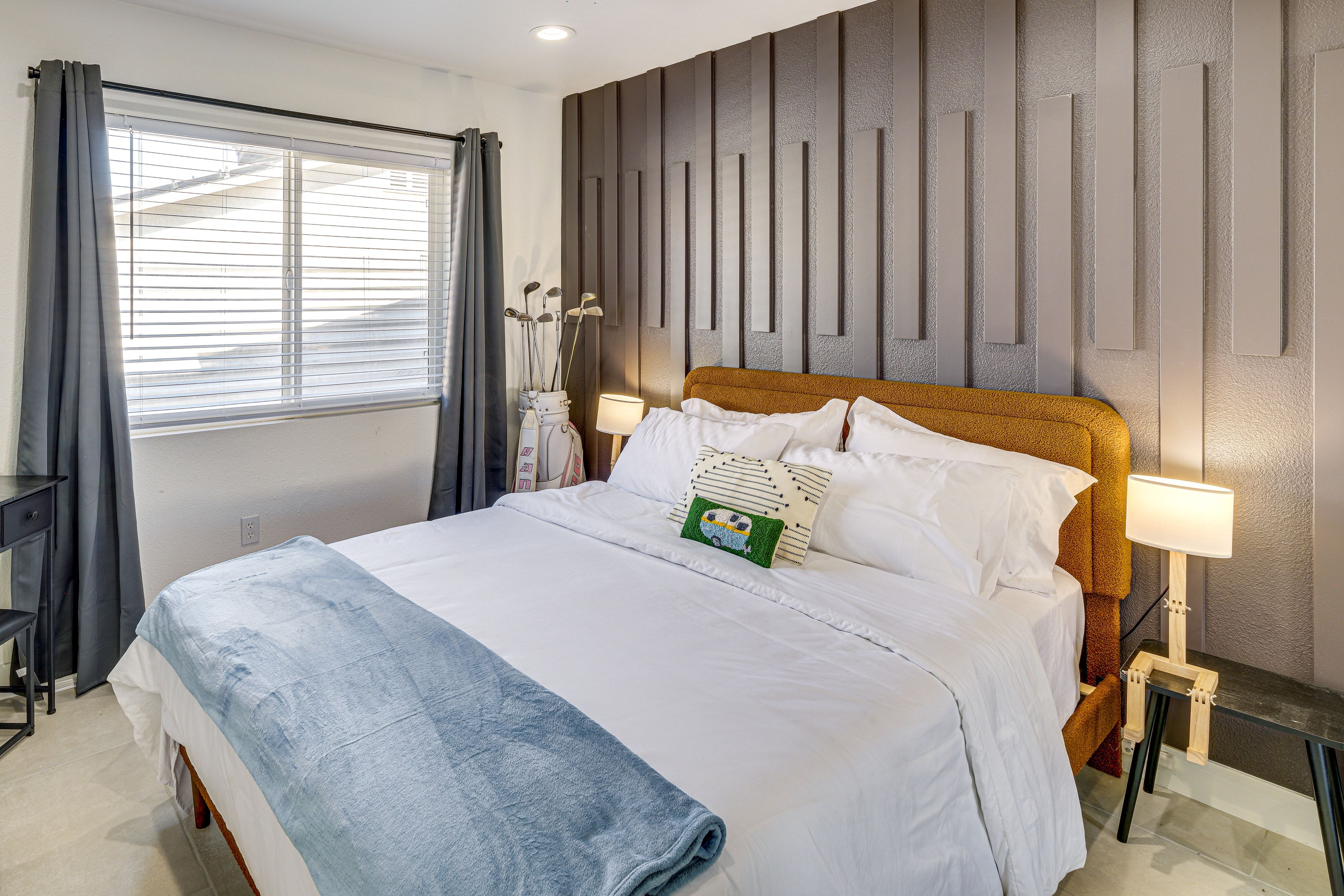 Bedroom | Queen Bed