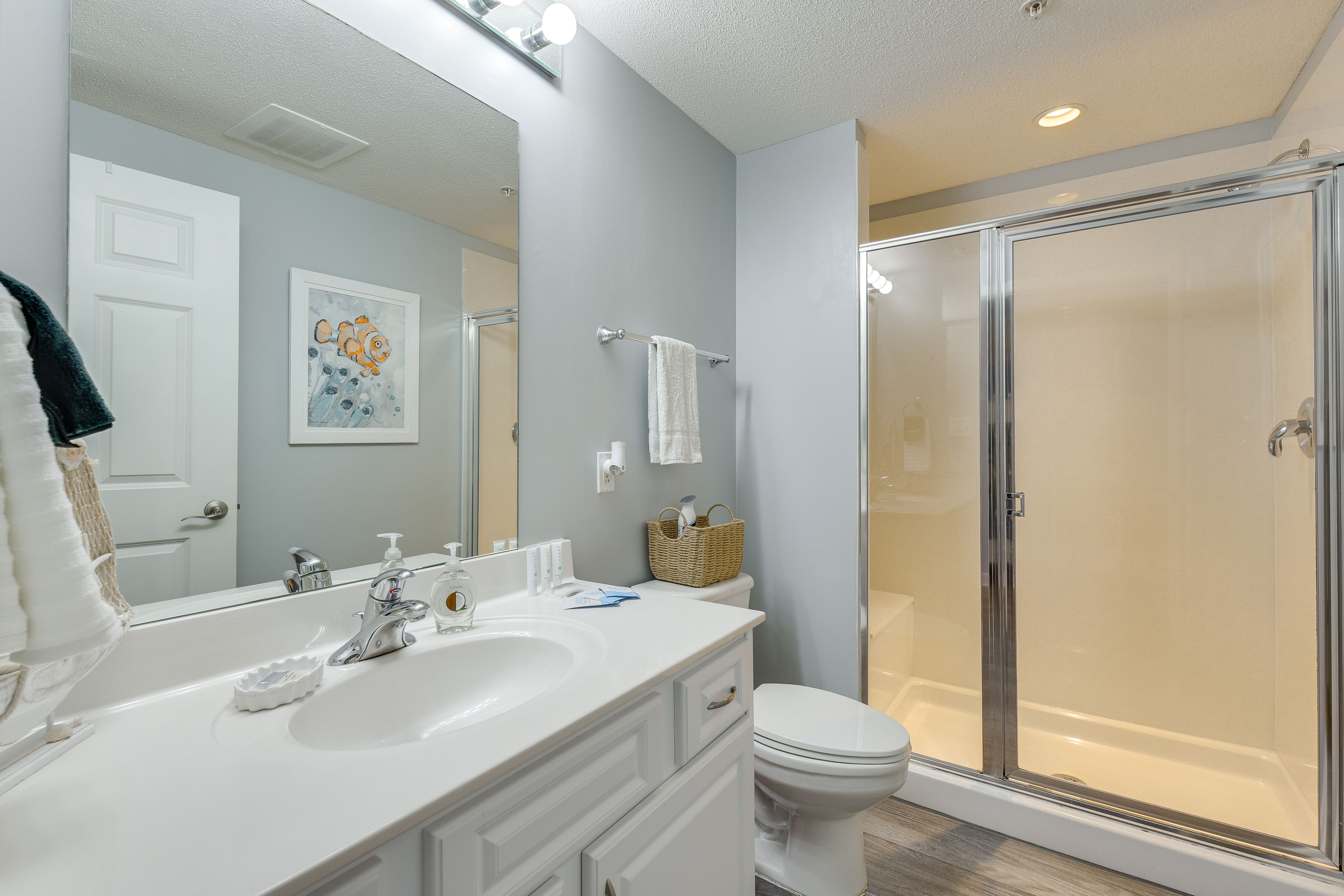 Unit B | Full Bathroom