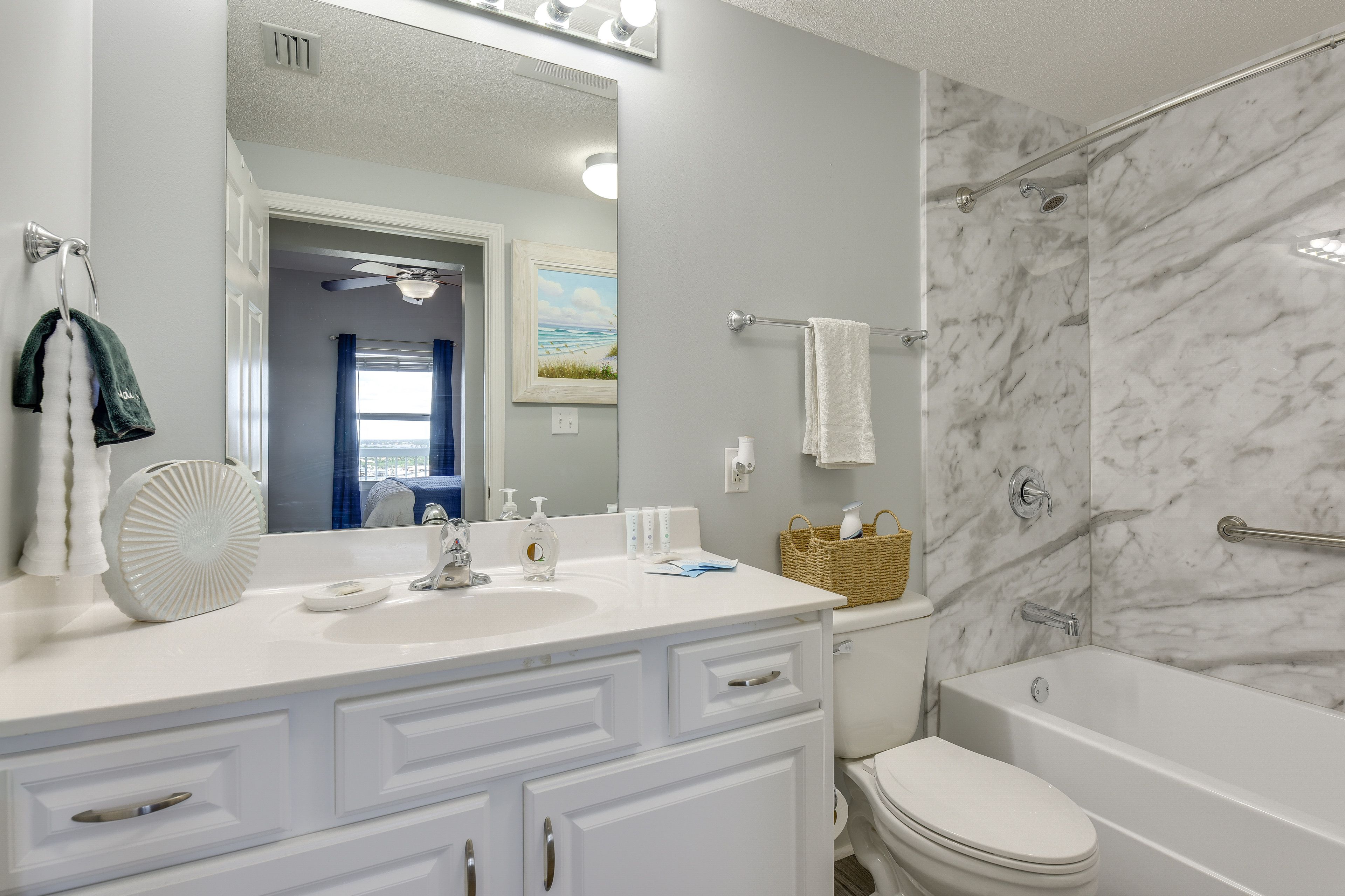 Unit B | Full Bathroom