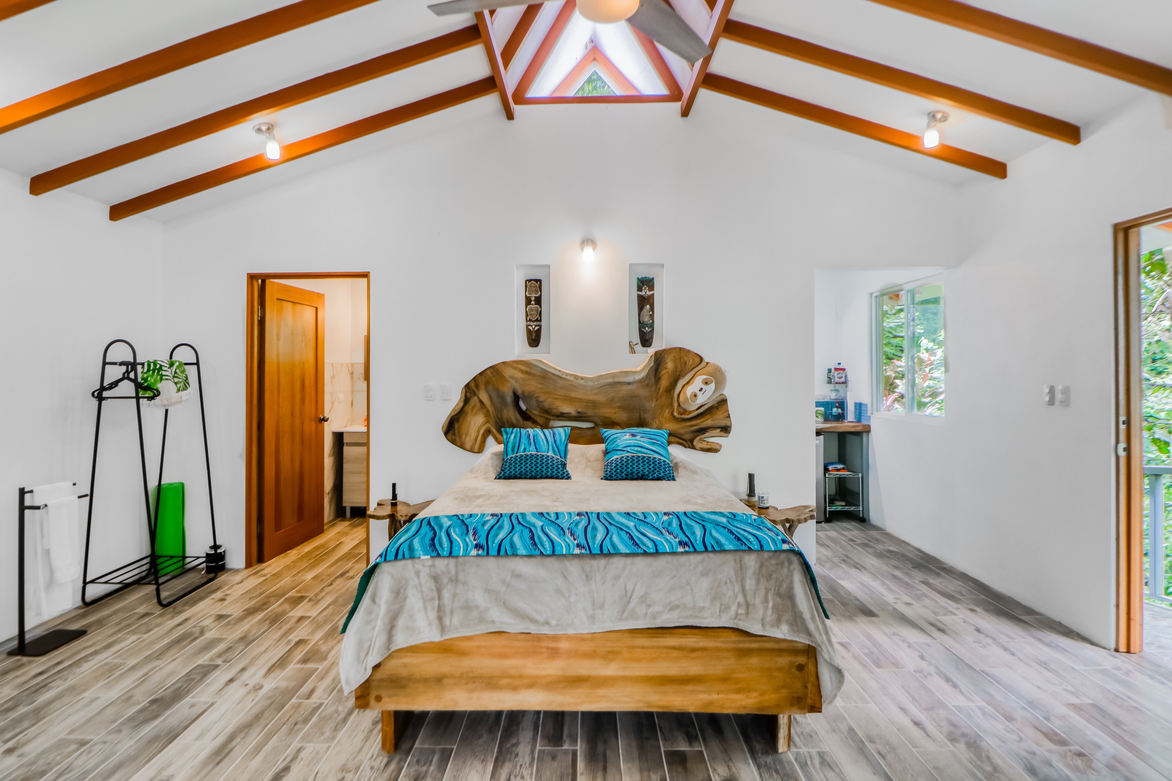 Studio | Queen Bed
