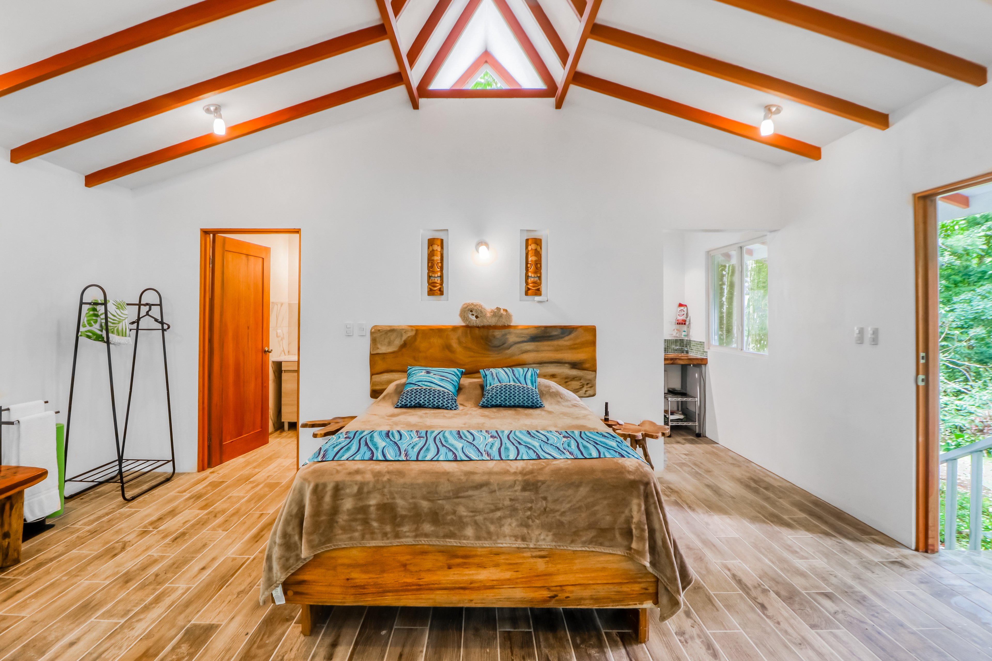 Studio | Queen Bed