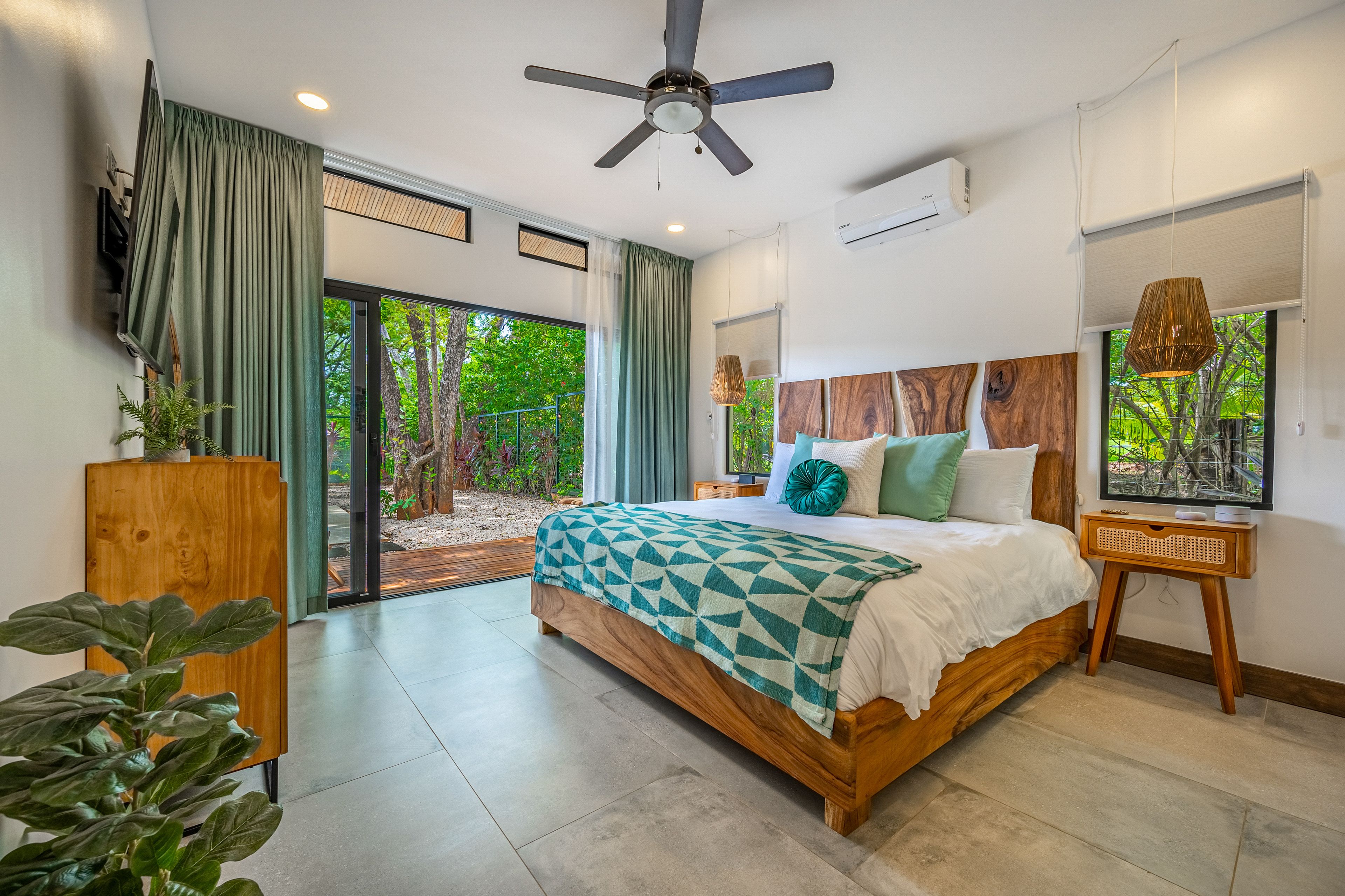 Bedroom 1 | King Bed