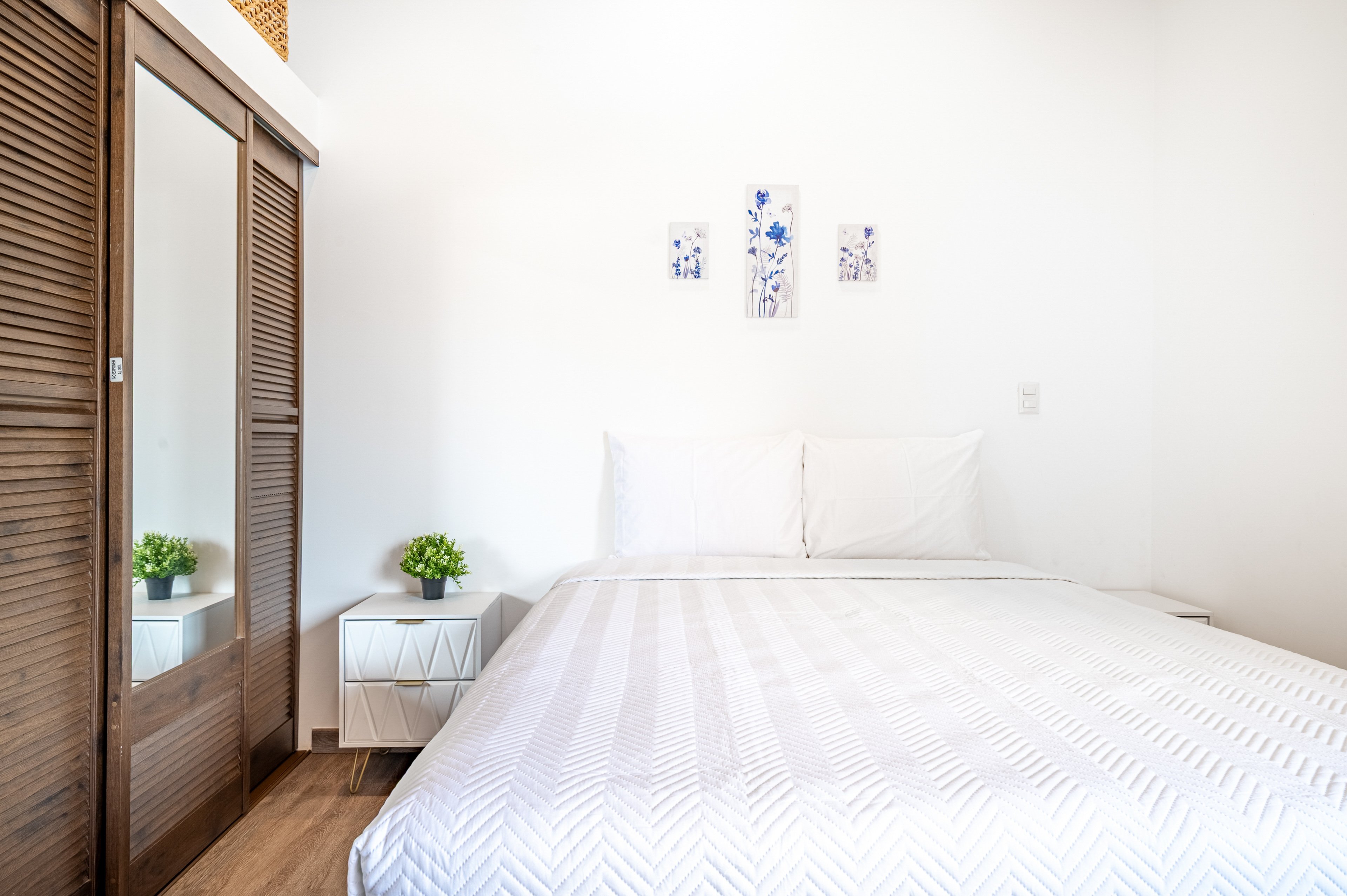 Studio | Queen Bed