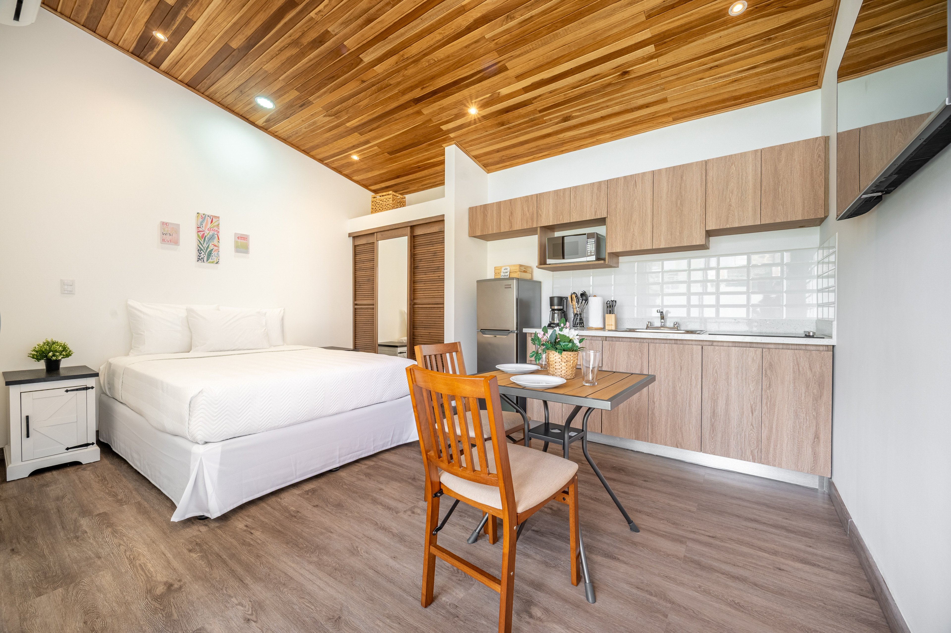 Studio | Queen Bed