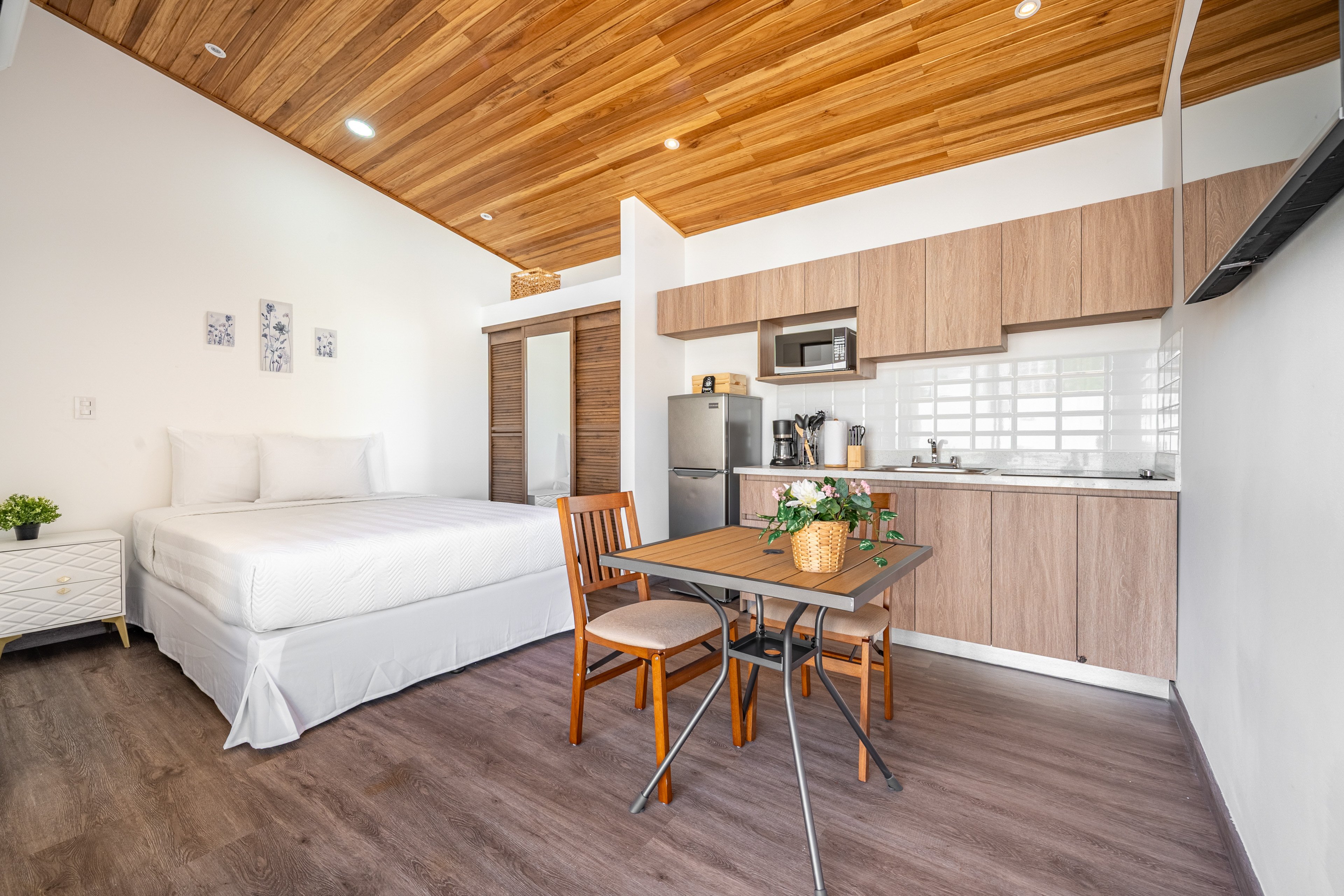 Bedroom 1 (Heliconia Unit) | Queen Bed