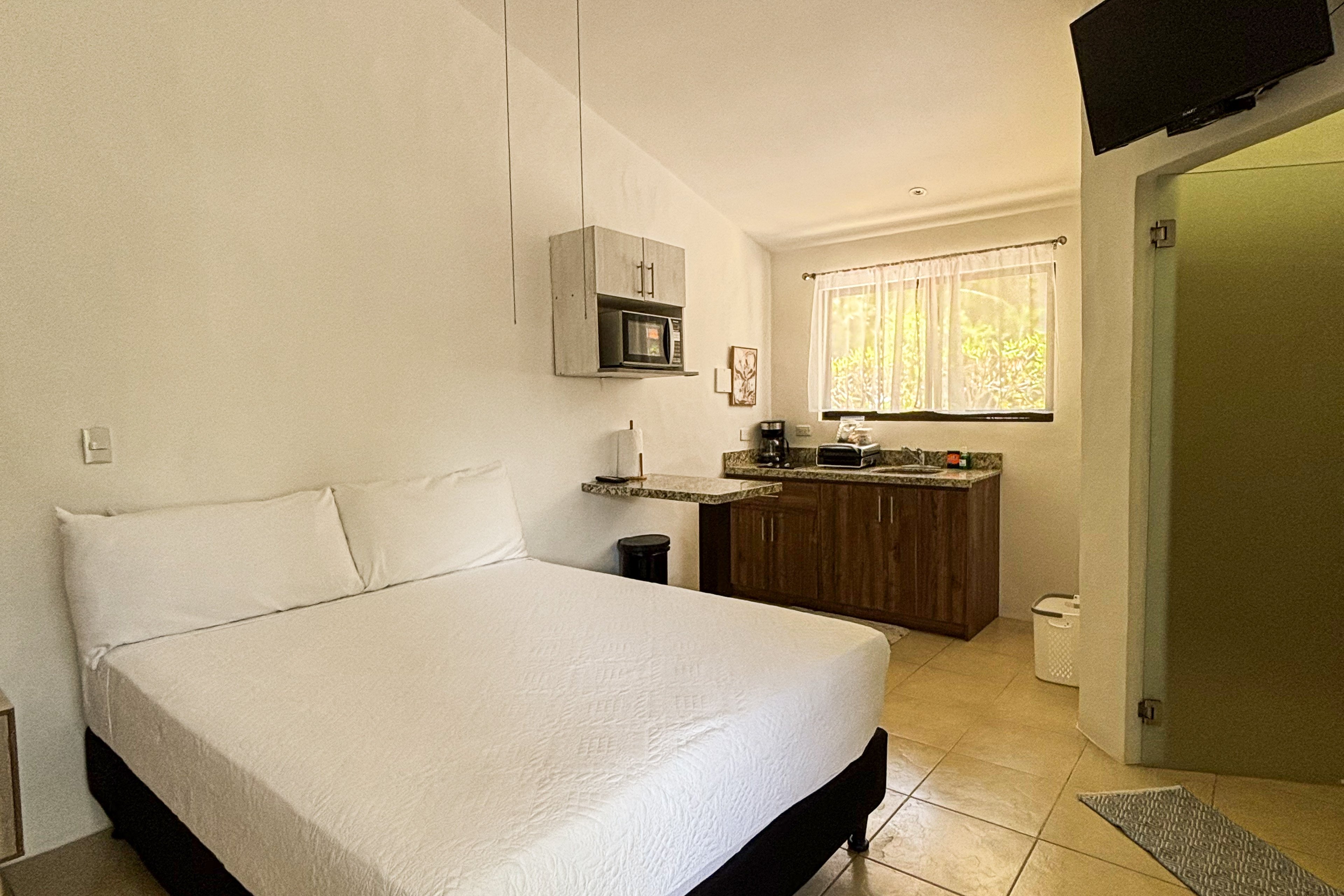 Studio | Queen Bed