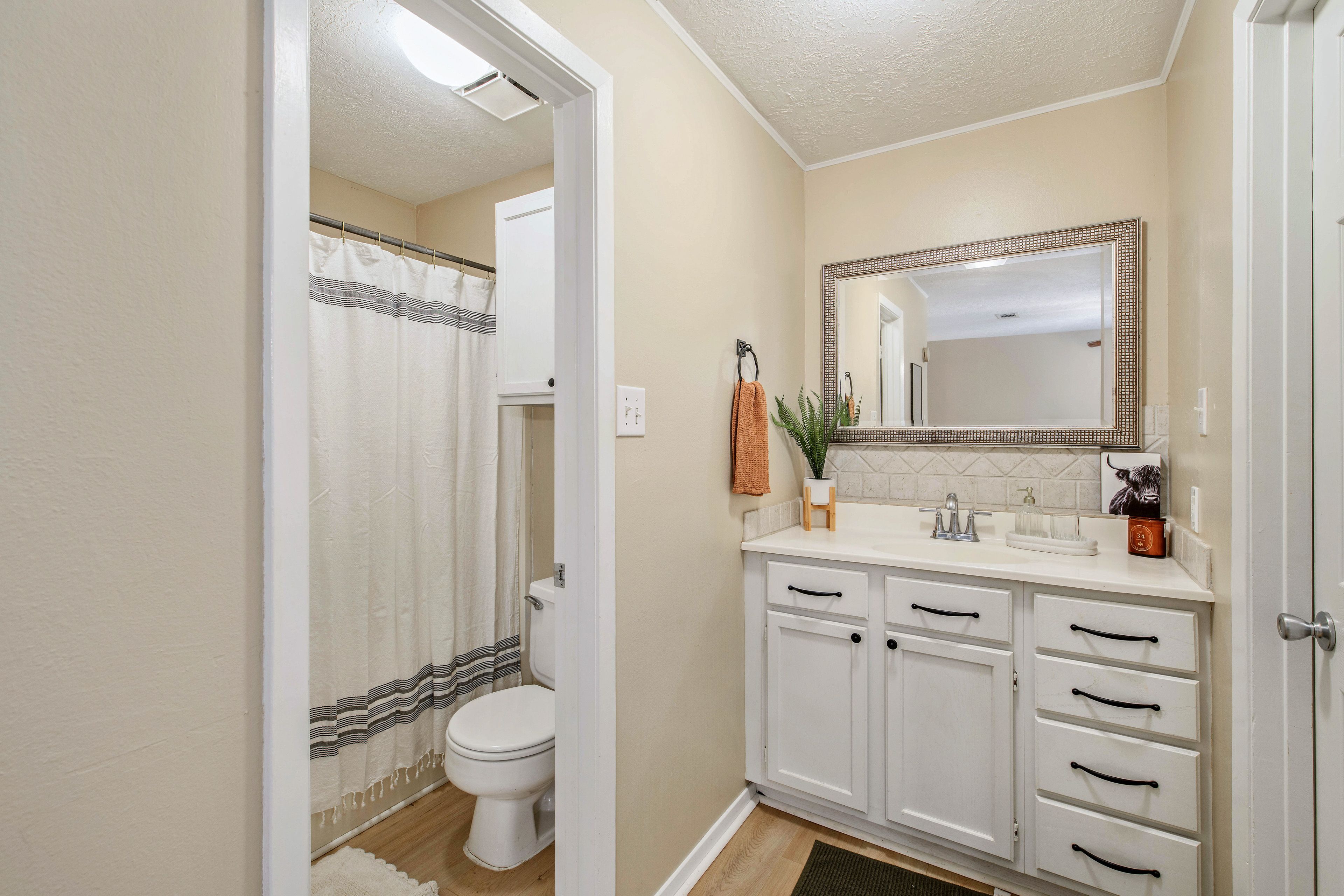 Full Bathroom | 2nd Floor