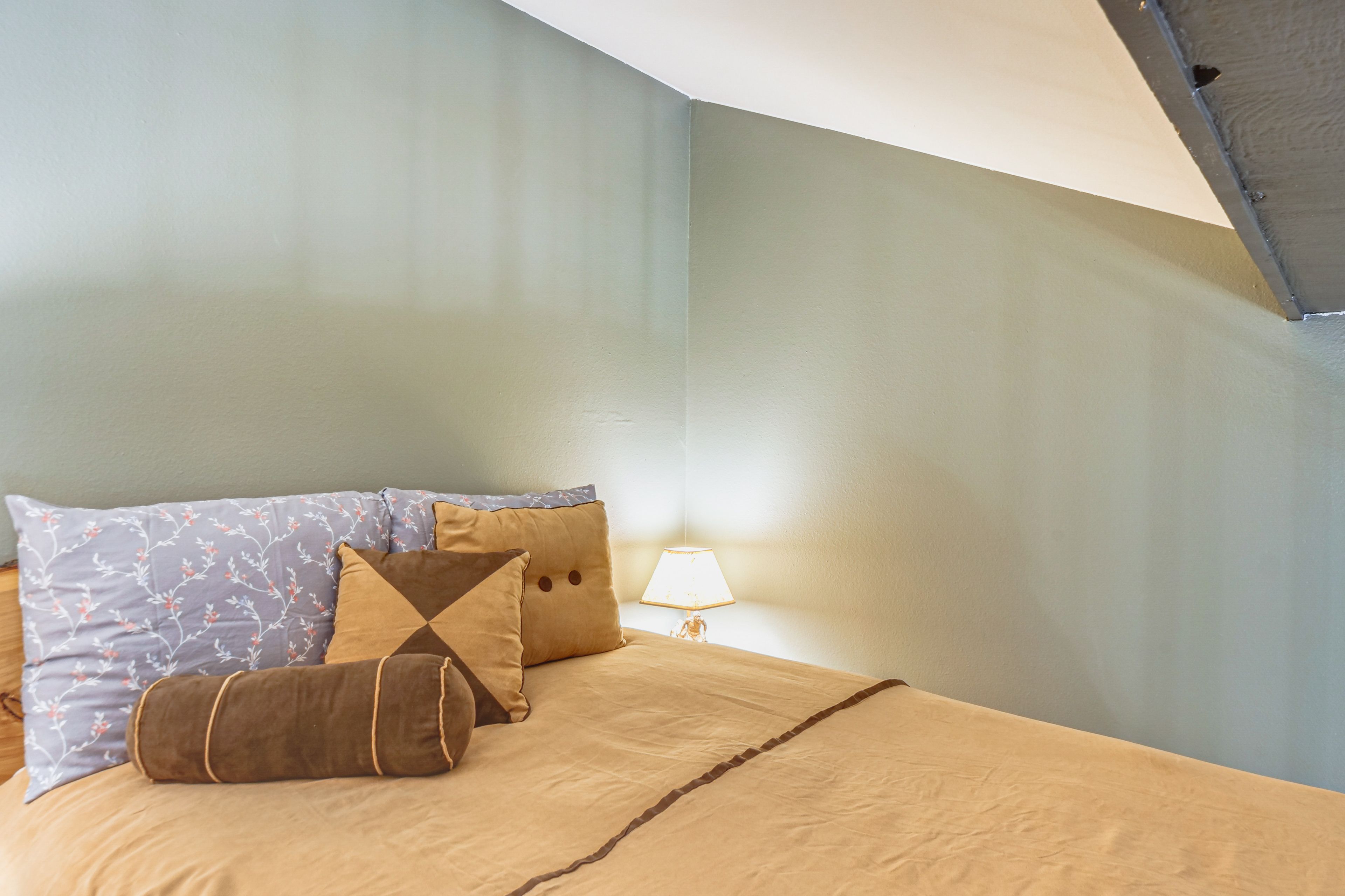 Loft | Queen Bed | 2nd Floor | Access via Bedroom 2