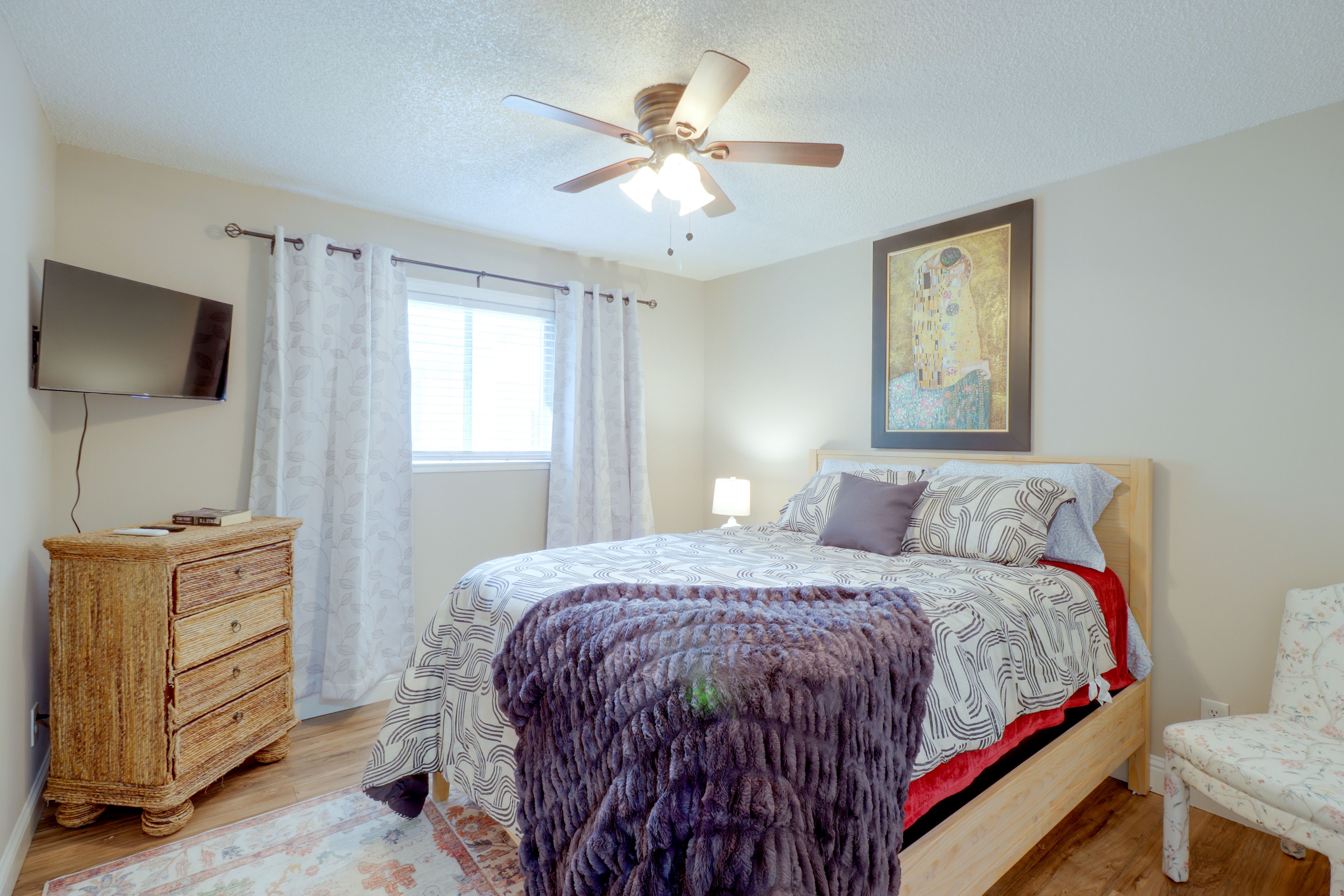 Bedroom | Queen Bed