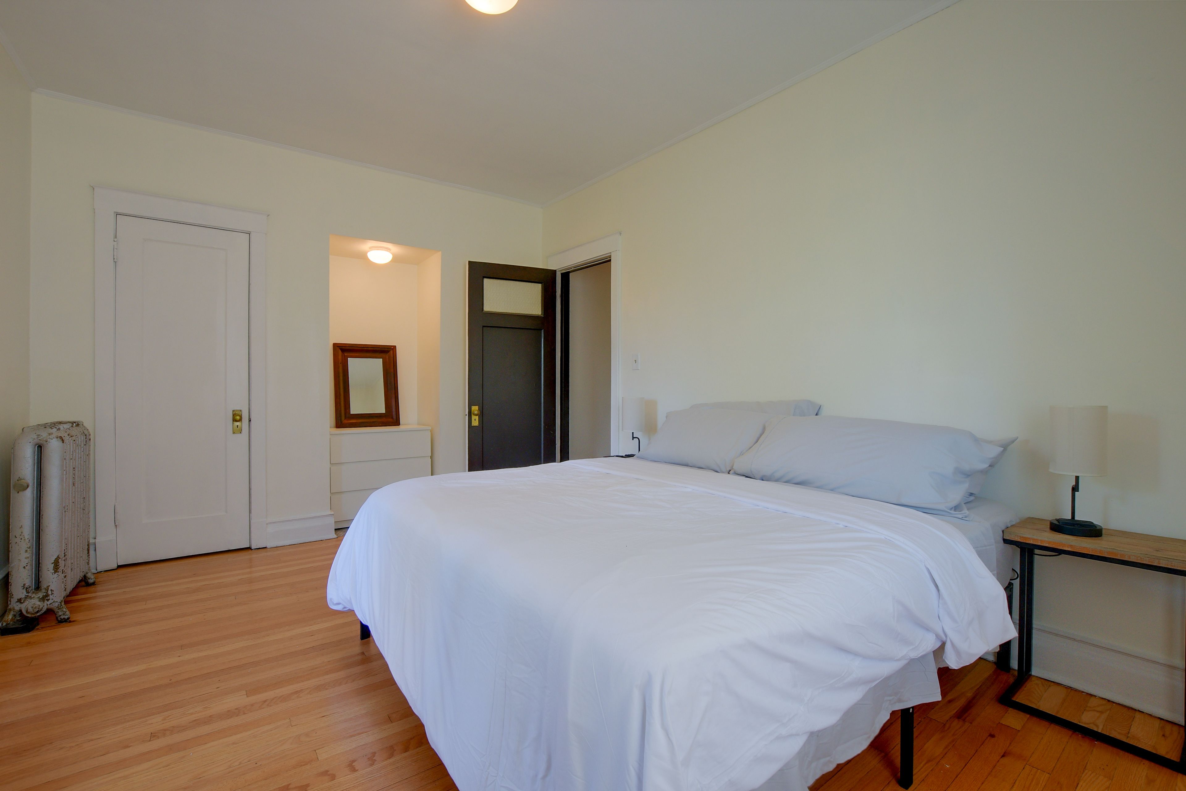 Bedroom 1 | King Bed