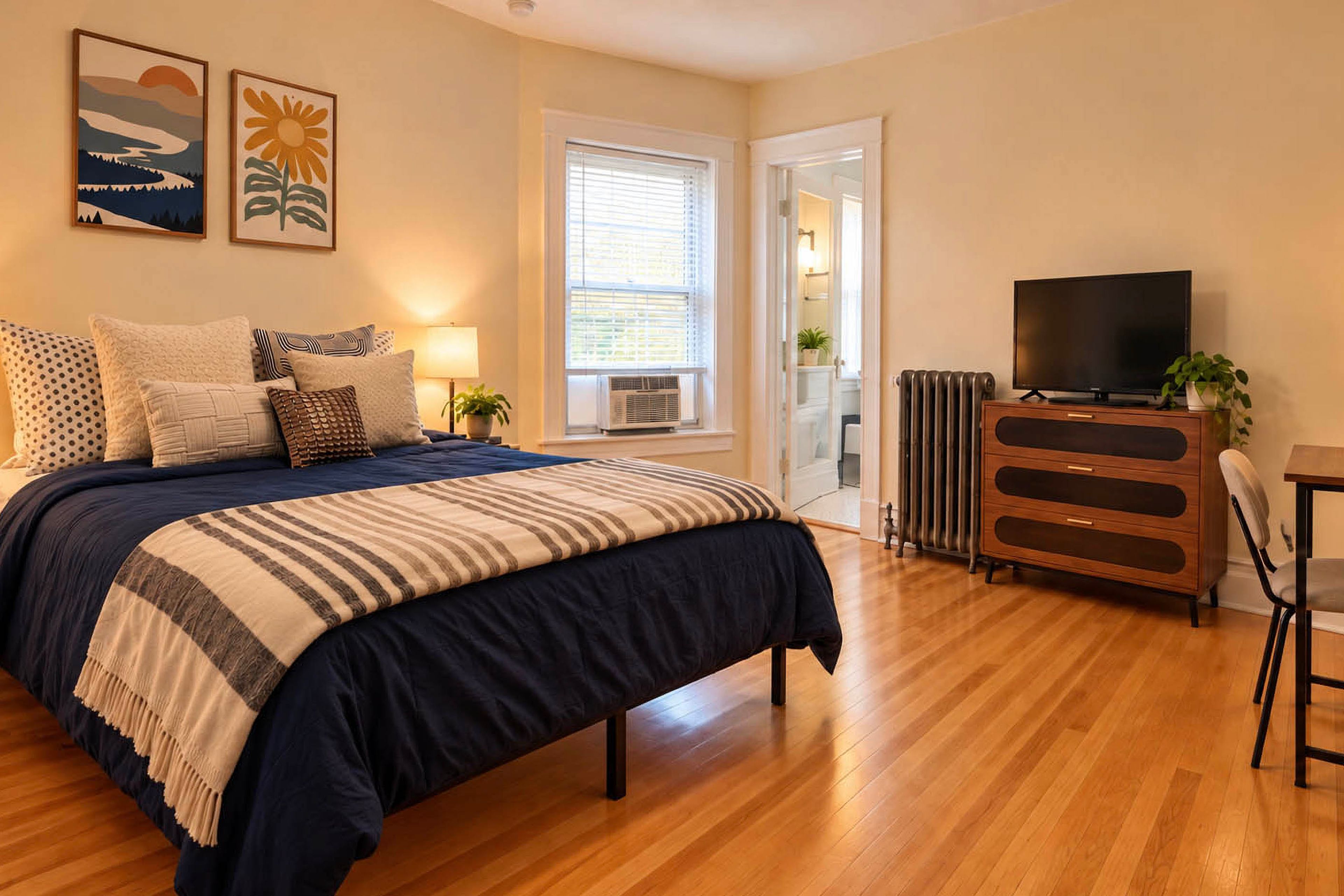 Bedroom 4 | Queen Bed