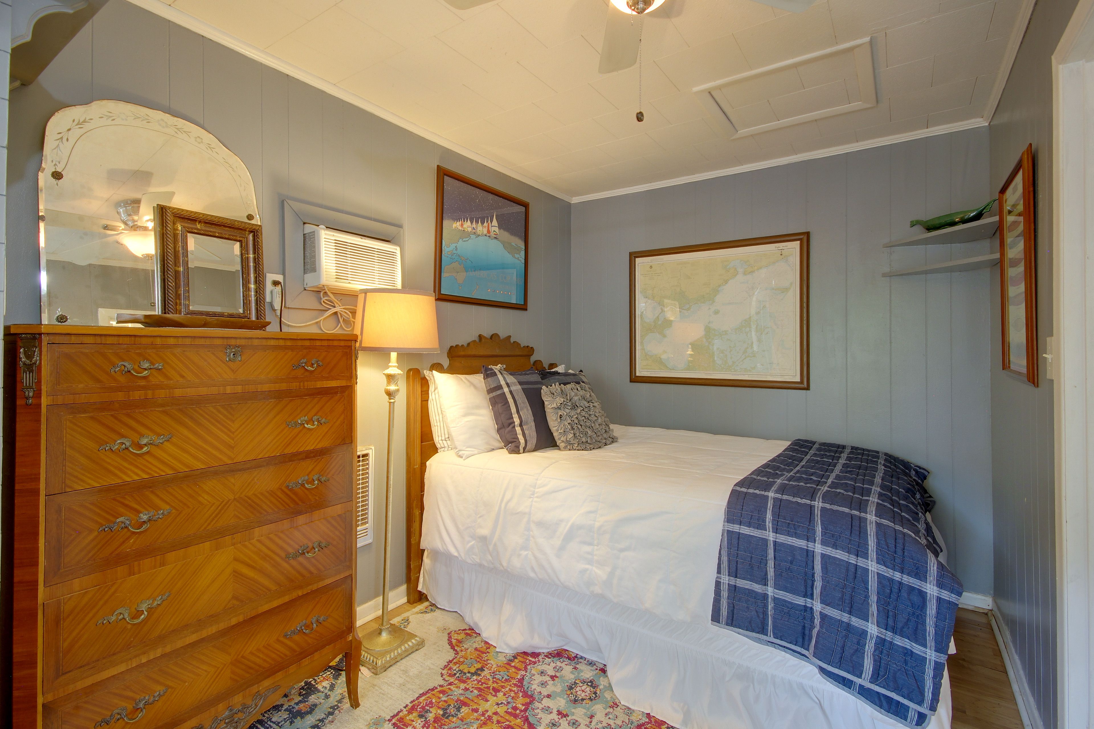 Studio Interior | Queen Bed